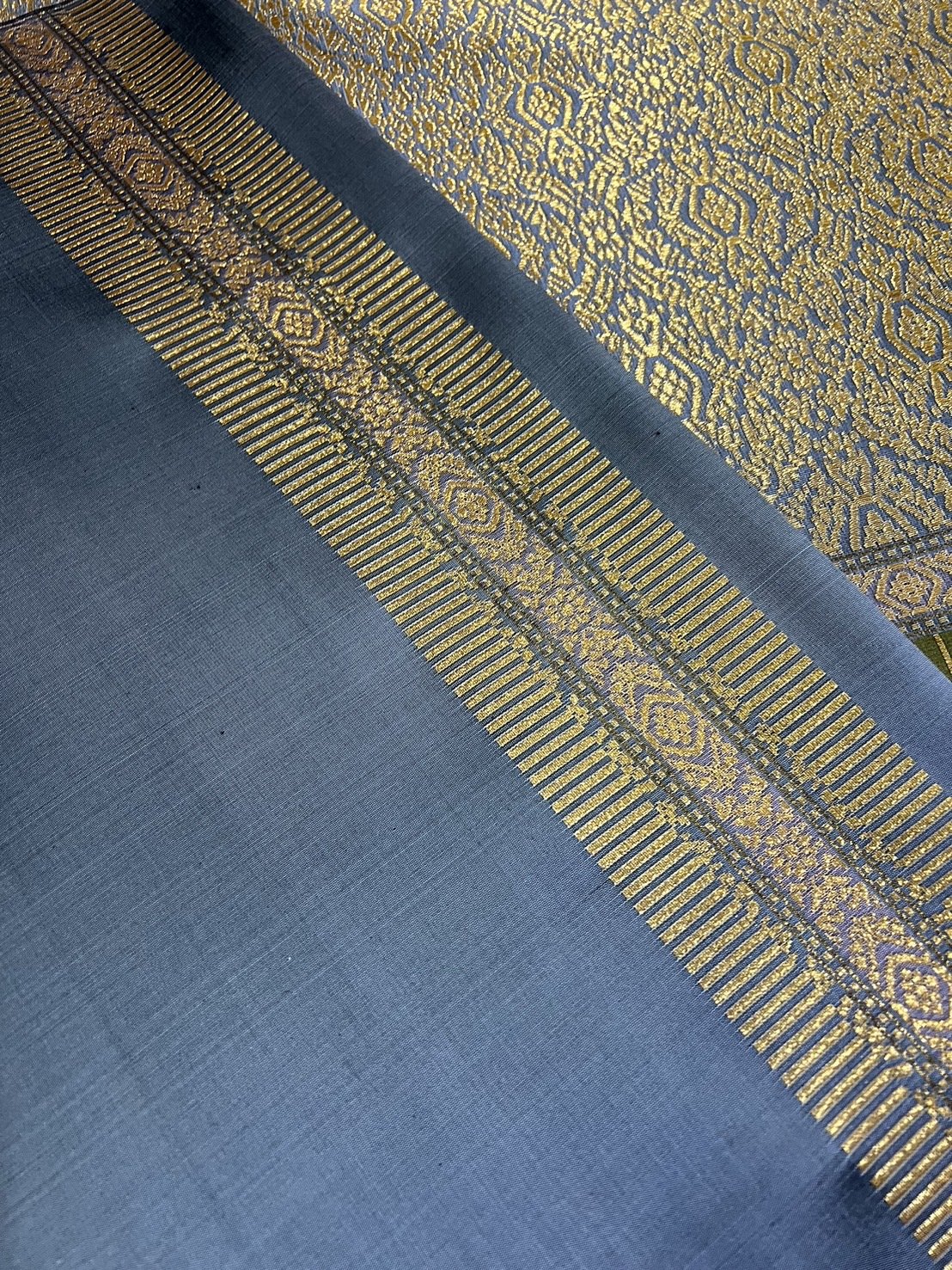 (ผ้าชุด)ผ้าไหมยกดอกลำพูน เกาะเชิงดิ้นทอง ขนาด 1.02x4.46เมตร ลายอินเดีย พื้นสีฟ้าเข้มอมเขียว รหัส N90-29-TR0435