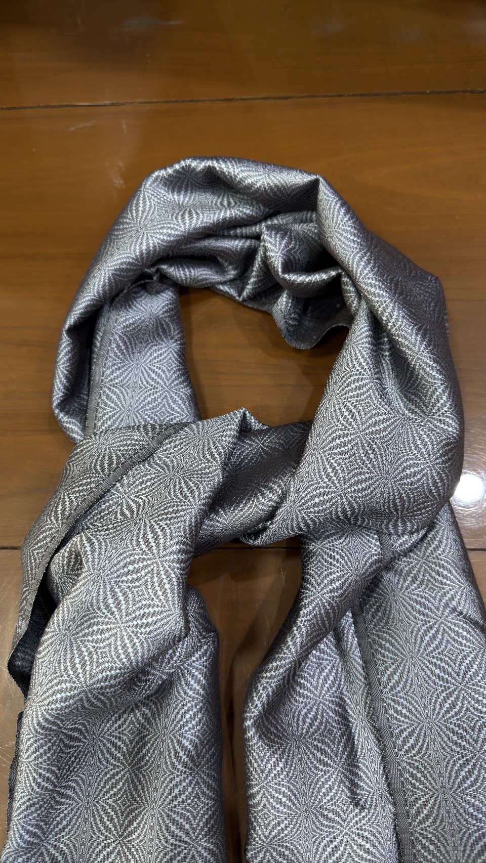 ผ้าคลุมไหล่ผ้าไหม ไหมแท้ ยกดอกลีลาวดี เนื้อละเอียด ขนาด 63x200ซม. สีเทาเงิน รหัส ZYG-AA-11176812