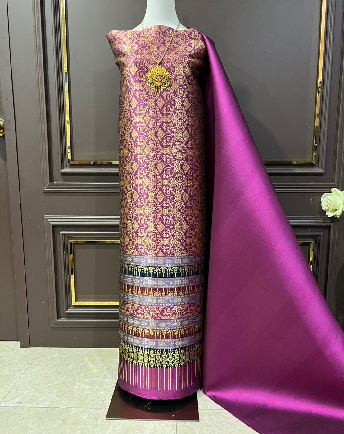 (ผ้าชุด)ผ้าไหมยกดอกลำพูน เกาะเชิงดิ้นทอง ขนาด 1.03x4.47เมตร ลายนารายสุบรรณ พื้นสีชมพูบานเย็น รหัส N90-29-TR0007