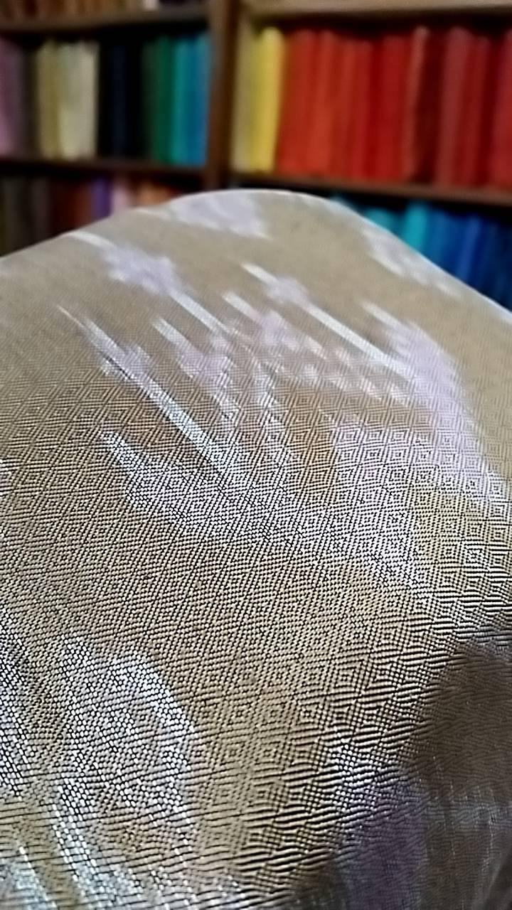 ซิ่น ผ้าไหมมัดหมี่ สีธรรมชาติ 3ตะกอ ทอเหยียบเหาะ ขนาด1x2เมตร พื้นสีเขียวอมเทา รหัส M3P-NY-081067104