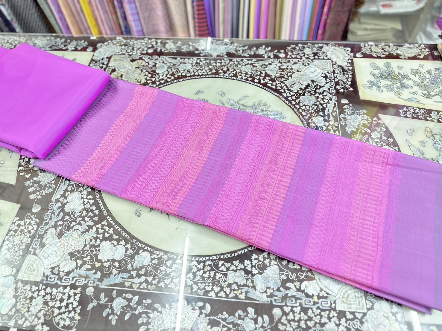 (ผ้าชุด)ไหมยกสุรินทร์ ขนาด 1x4เมตร (ลาย 2เมตร+สีพื้น 2เมตร) สีชมพูกลีบบัว รหัส N10-ST-0303683