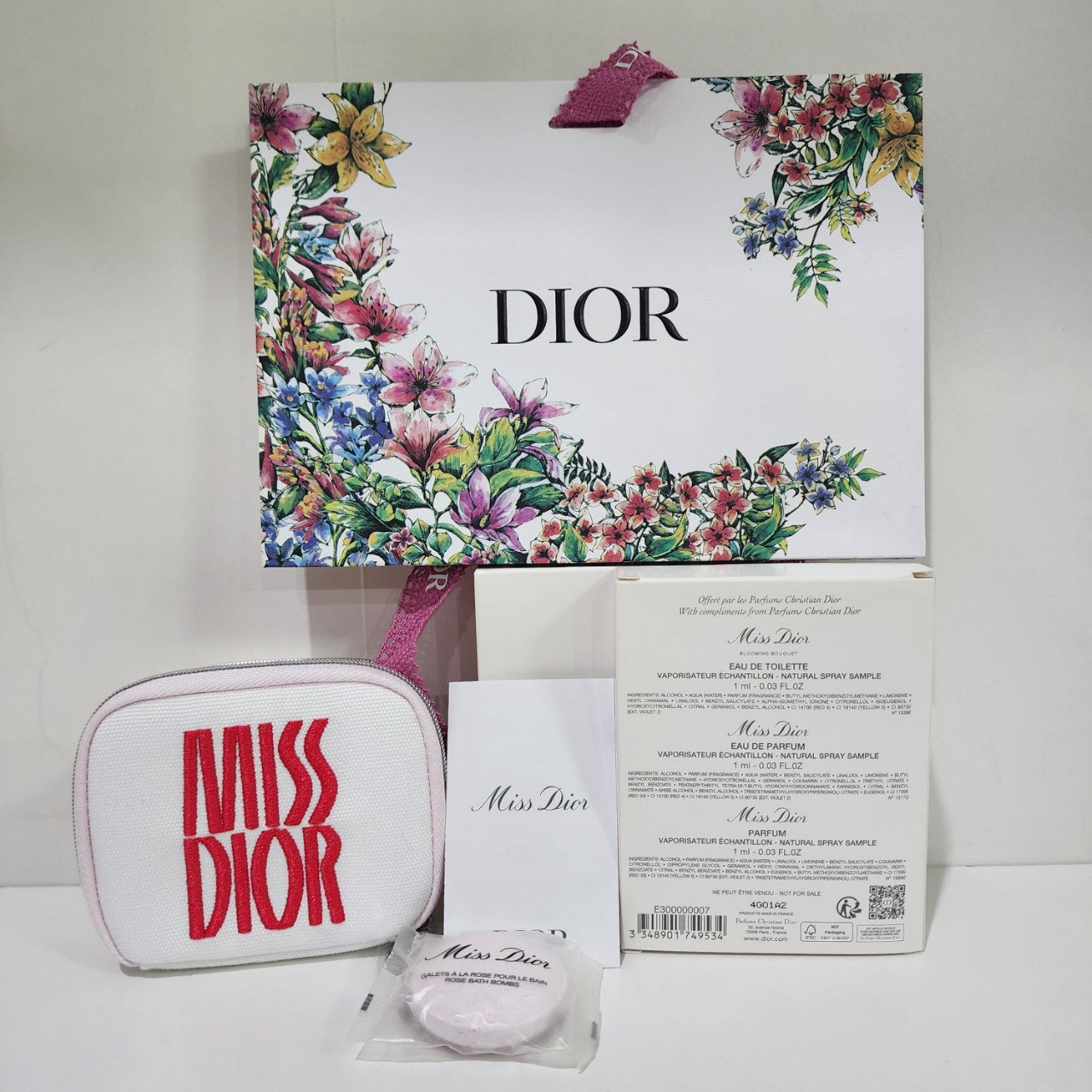 น้ำหอมจิ๋วมินิ Dior SET Mini Miss Dior 6 ชิ้น น้ำหอมจิ๋วมินิ ขวดน่ารัก ตั้งโชว์ก็สวย พกพาก็สะดวก หัวแต้มตามจุดชีพจร