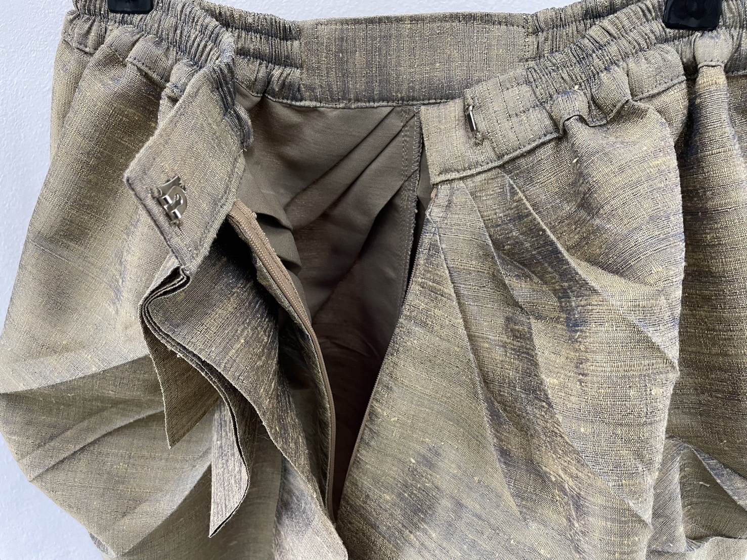 สั่งตัดเย็บ โจงกระเบน เอวยางยืด ติดตะขอ มีซิปซ่อนหลังทบหน้าผ้าโจง ทรงตามแบบ (ไม่รวมผ้า) รหัส CUT-JHN-0730671