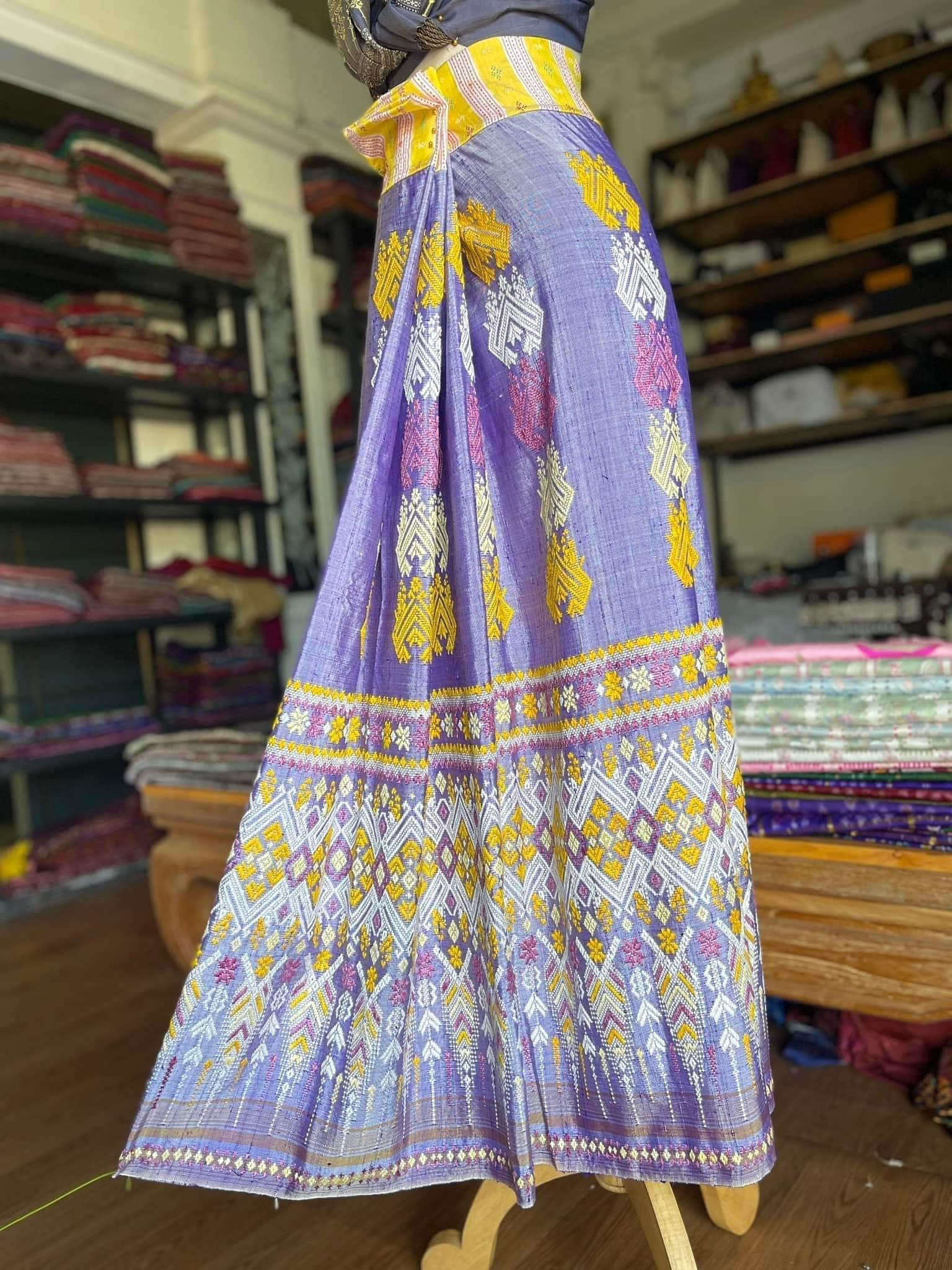 ซิ่น ผ้าซิ่นอัญญานาง ไหมบ้านย้อมสีธรรมชาติ ขนาด 115x200ซม. ลายหลักนาคสี่ตระกูล พื้นสีม่วง รหัส N9-SIL0517661