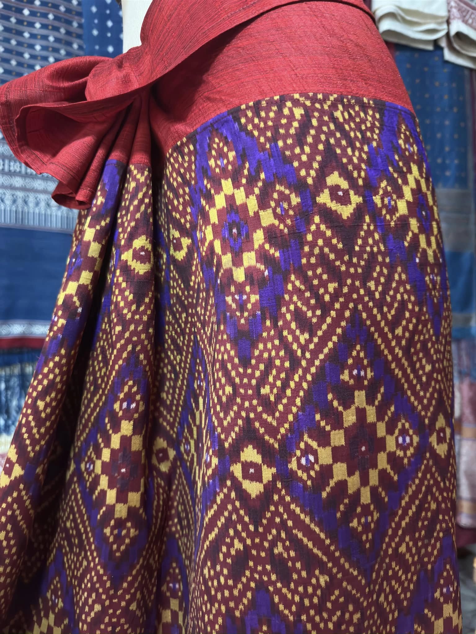 ซิ่น พระตะบอง ผ้าจามทอสามตะกอ ขนาด 105x150ซม สีแดง รหัส N9-SIL-AJ7