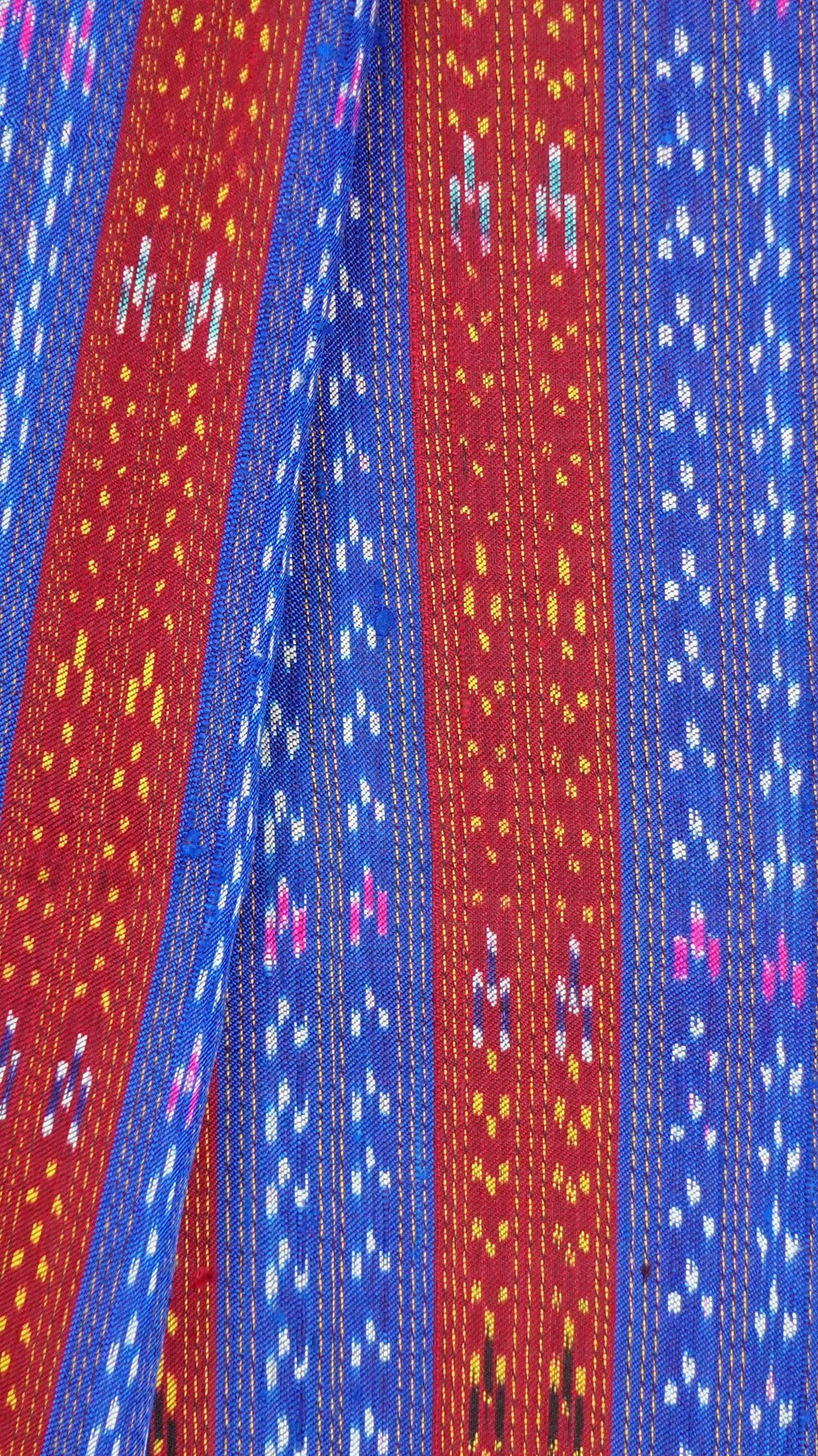 (ผ้าชุด)ไหมมัดหมี่ 3ตะกอ ไหมแท้ (ผ้าลาย 2เมตร+สีพื้น2เมตร) โทนสีแดงน้ำเงิน รหัส M3-ME-066-12226712