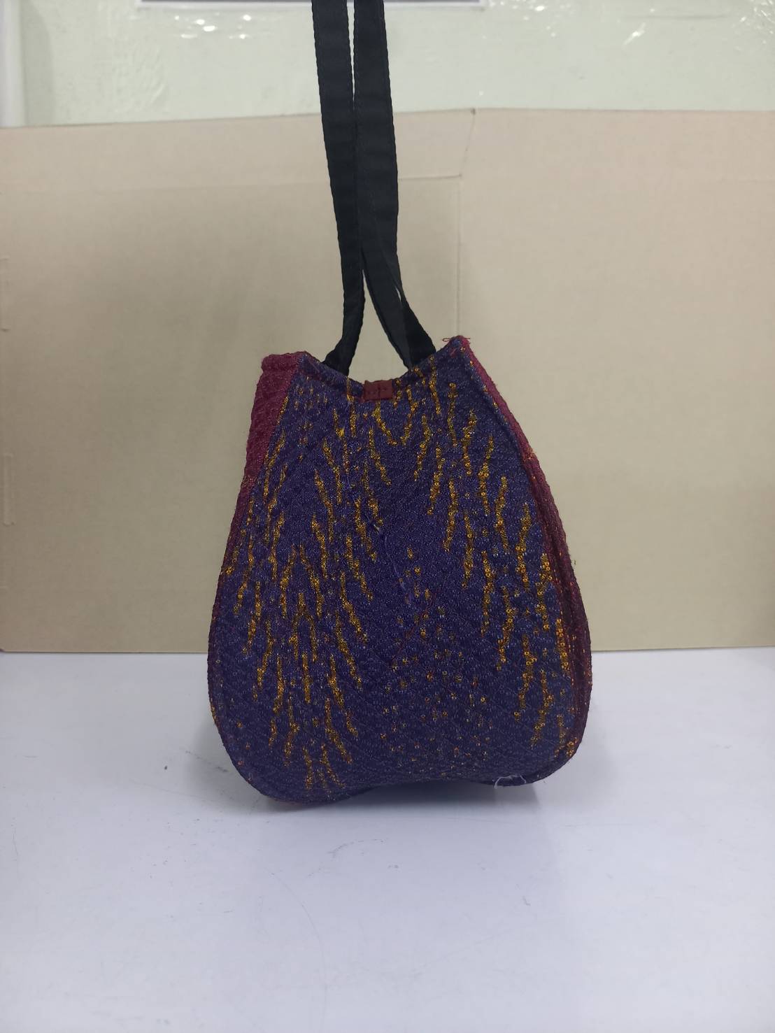 กระเป๋าคล้องแขน มัดหมี่ไหมแท้ทรงมะเฟื้อง สีม่วง-แดง รหัส GLA-ST-0904671