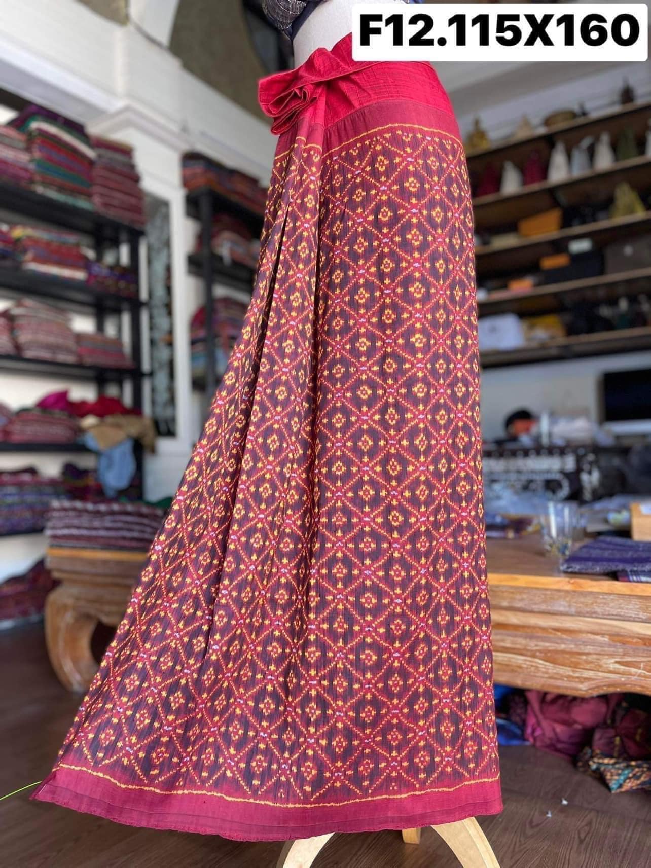 ซิ่น พระตะบอง ไหมบ้านสาวมือ ย้อมสีธรรมชาติ ขนาด 115x160ซม พื้นสีแดง รหัส N9-SIL-F12