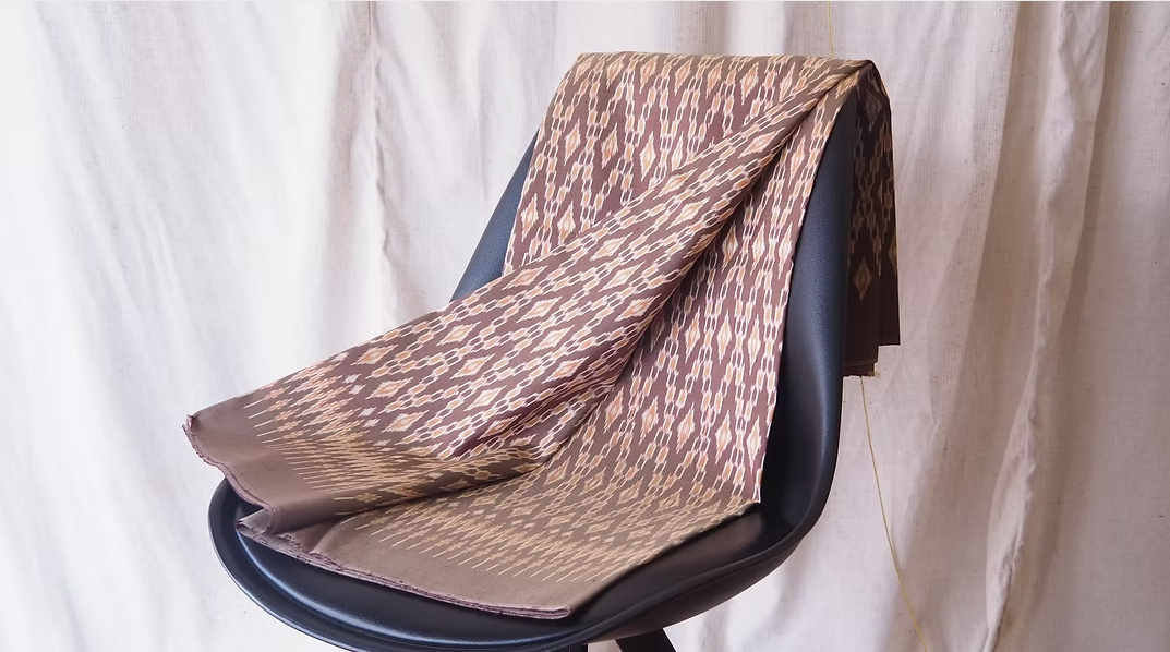 ซิ่น ผ้าไหมมัดหมี่ ไหมบ้าน ขนาด 1x2หลา พื้นสีน้ำตาล รหัส CISP-CT-102528