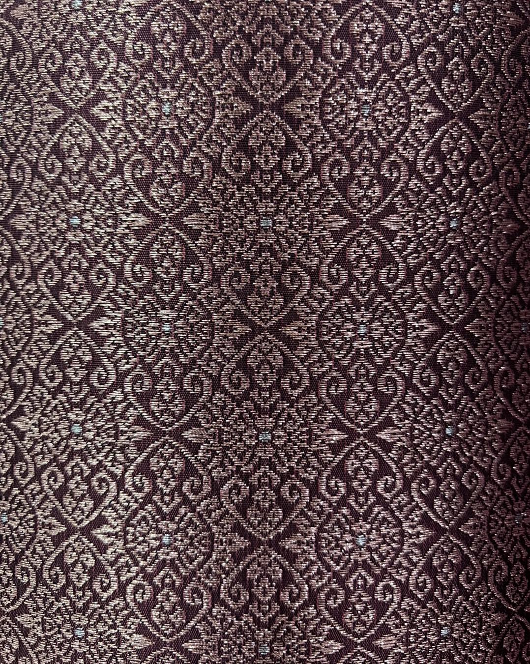 (ผ้าชุด)ผ้าไหมยกดอกลำพูน เกาะเชิงดิ้นโรสโกลด์ ขนาด 1.03x4.38 เมตร ลายแก้วนรวัลย์ พื้นสีแดงไวท์ รหัส N90-29-0922681