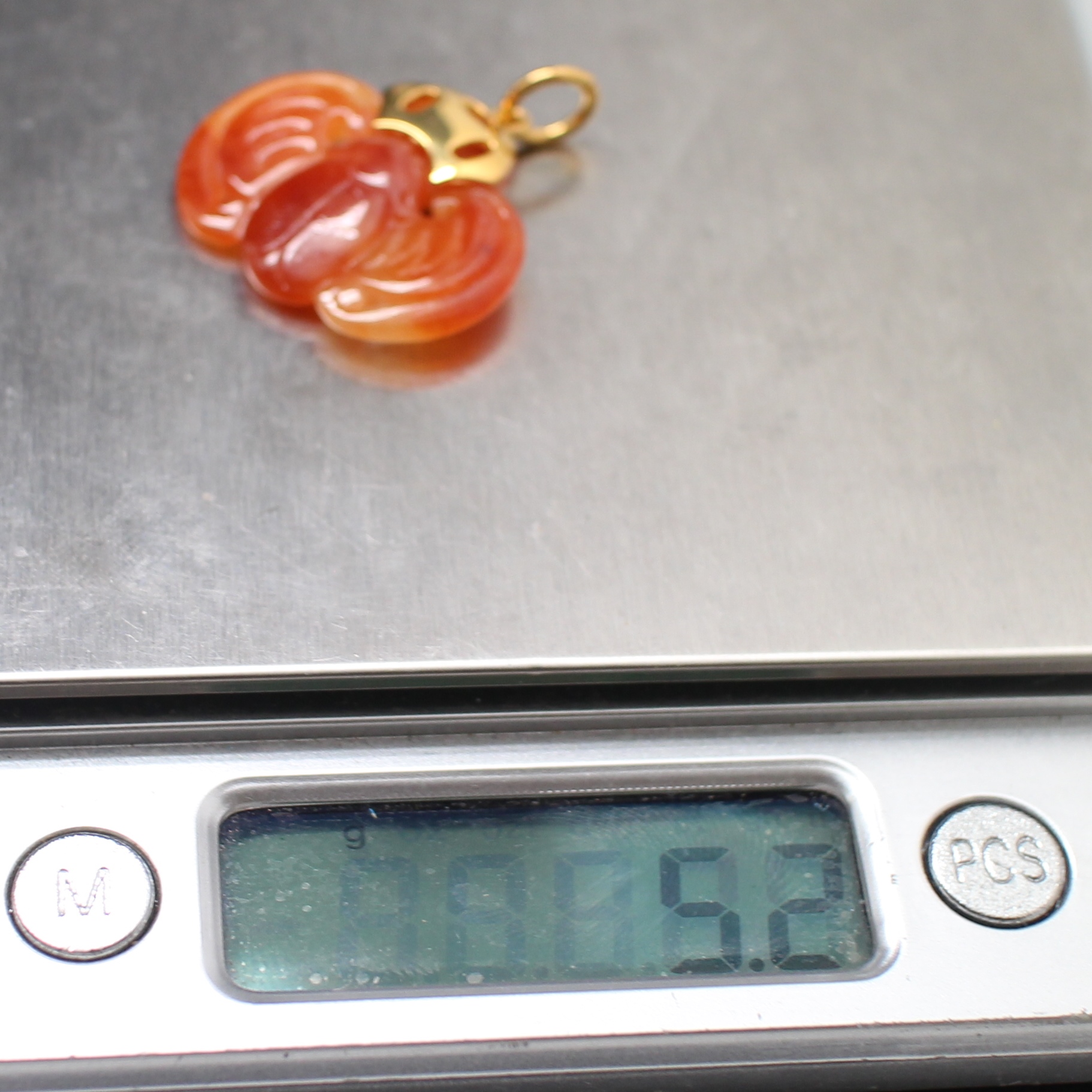 PD25010 จี้หยกสีน้ำผึ้ง แกะสลักค้างคาว ห่วงทองแท้ 90% ฉลุลายเหรียญจีน นน.รวม 5.2 กรัม