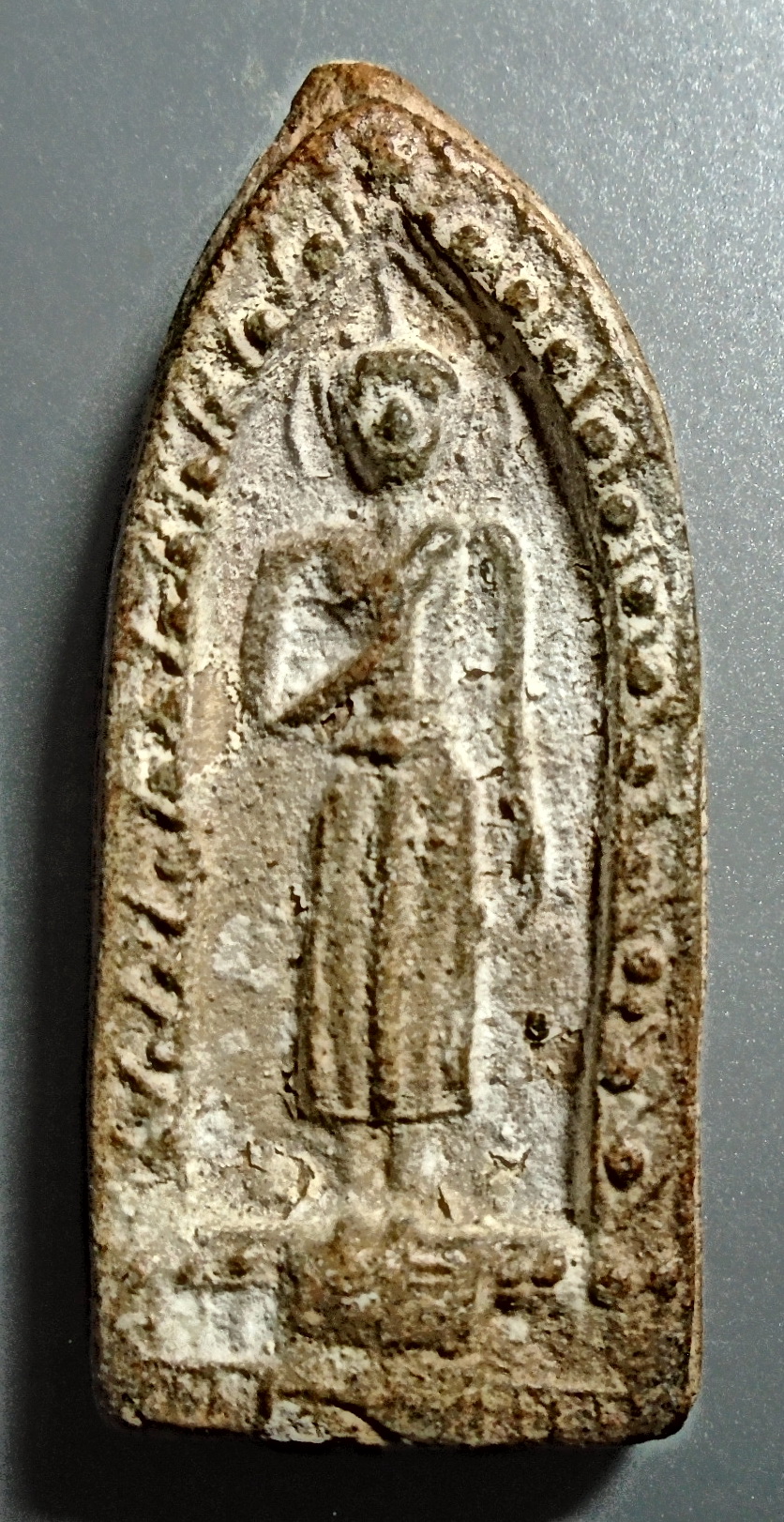 พระร่วงยืนประทานพร หลังยันต์ เนื้อดิน กรุทับผึ้ง สุโขทัย