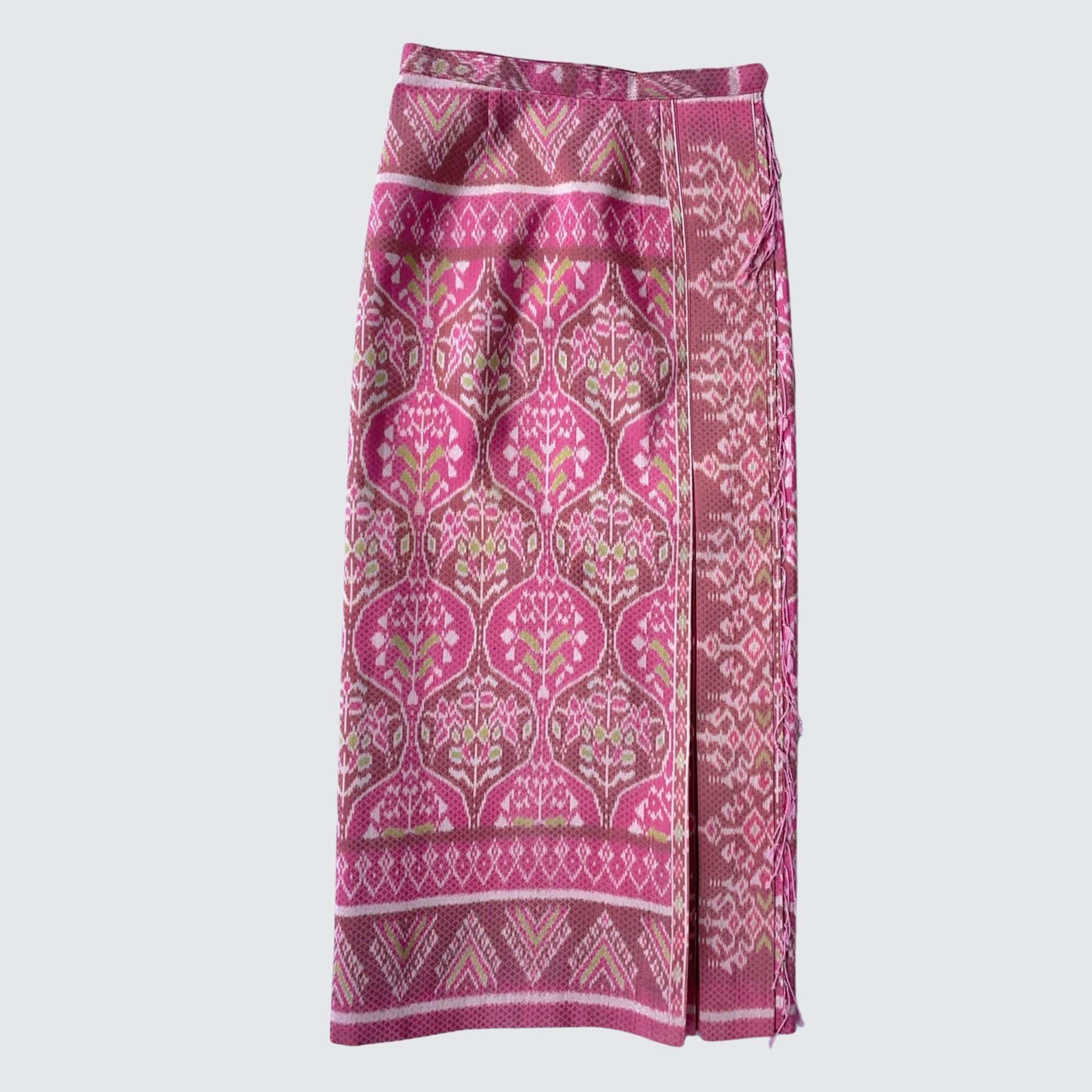 ผ้าถุงป้าย แบบเลื่อนตะขอตามไซส์ หน้านางข้าง ลายดอกไม้อินเดีย สีชมพู รหัส WM-PTS-100968141