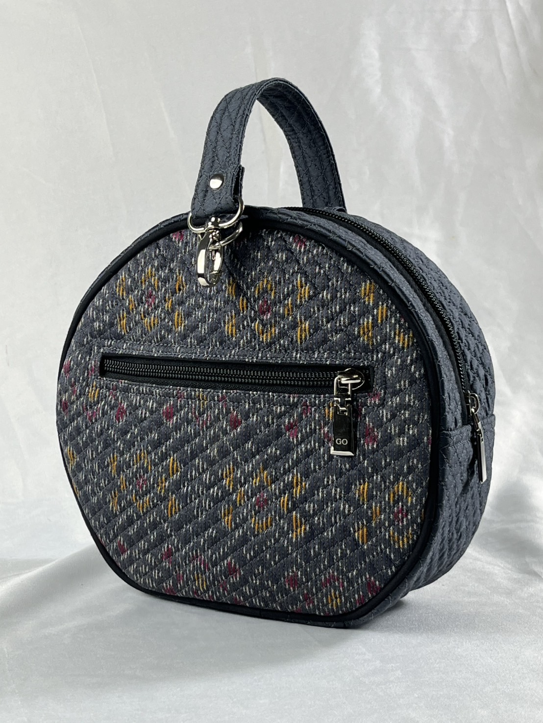 กระเป๋าผ้าไหม ทรงแตงโม ขนาด 8x20x21ซม. ความสูงหูจับ 15 ซม. สีเทา รหัส GLA-ME-07106815