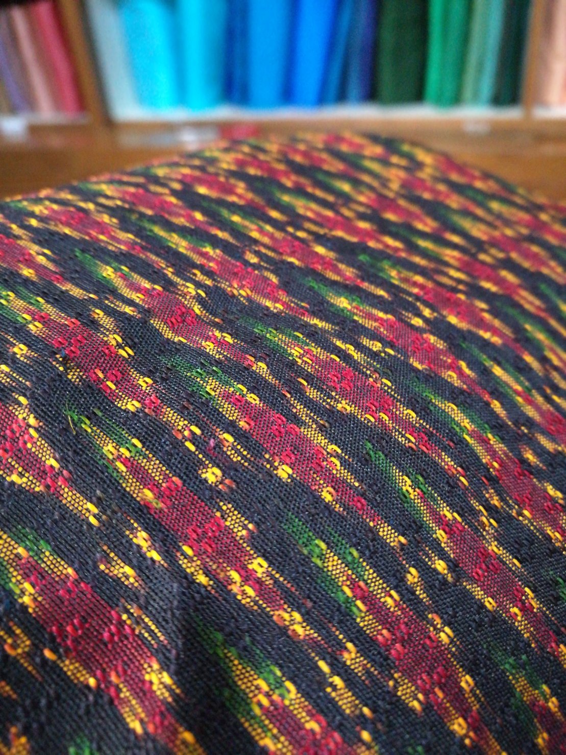 ผ้าซิ่น+ซิ่น ผ้าไหมมัดหมี่ ไหมบ้านแท้ 6ตะกอ ขนาด 1x4เมตร ลายสร้อยดอกหมาก สีแดง รหัส 4L9A-NY-0106671