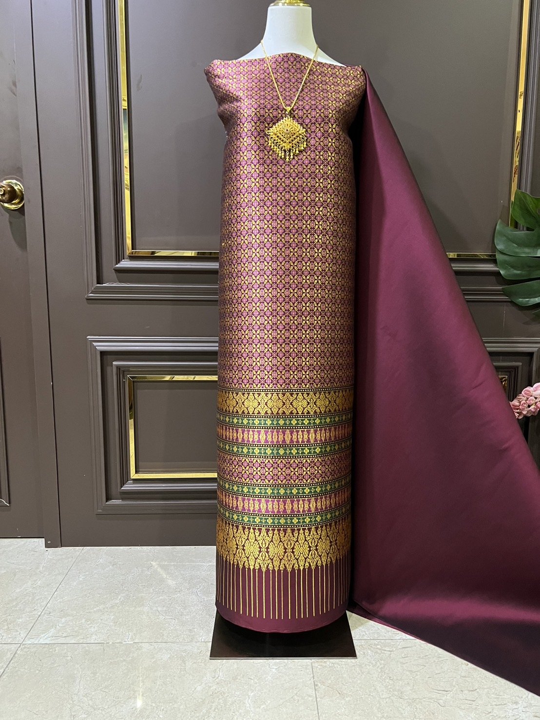 (ผ้าชุด)ผ้าไหมยกดอกลำพูน แยกกาบดิ้นทอง ขนาด 1.02x4.34เมตร ลายดาราเทวี พื้นสีแดงเลือดนก รหัส N90-29-TR0412