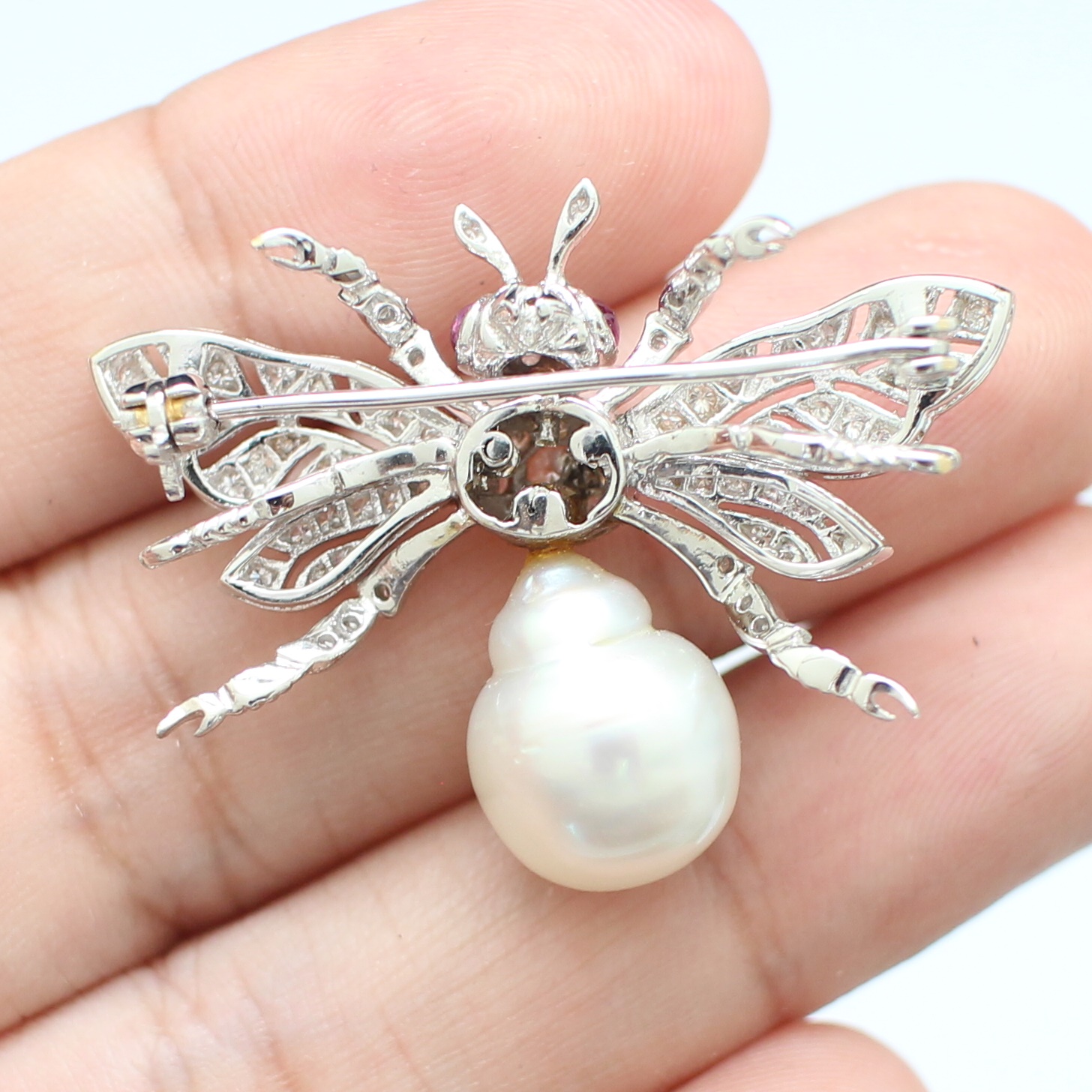 CL25055 เข็มกลัดผึ้งมุก เพชรแท้ 0.70 กะรัต ทองแท้ 18k นน.รวม 10 กรัม