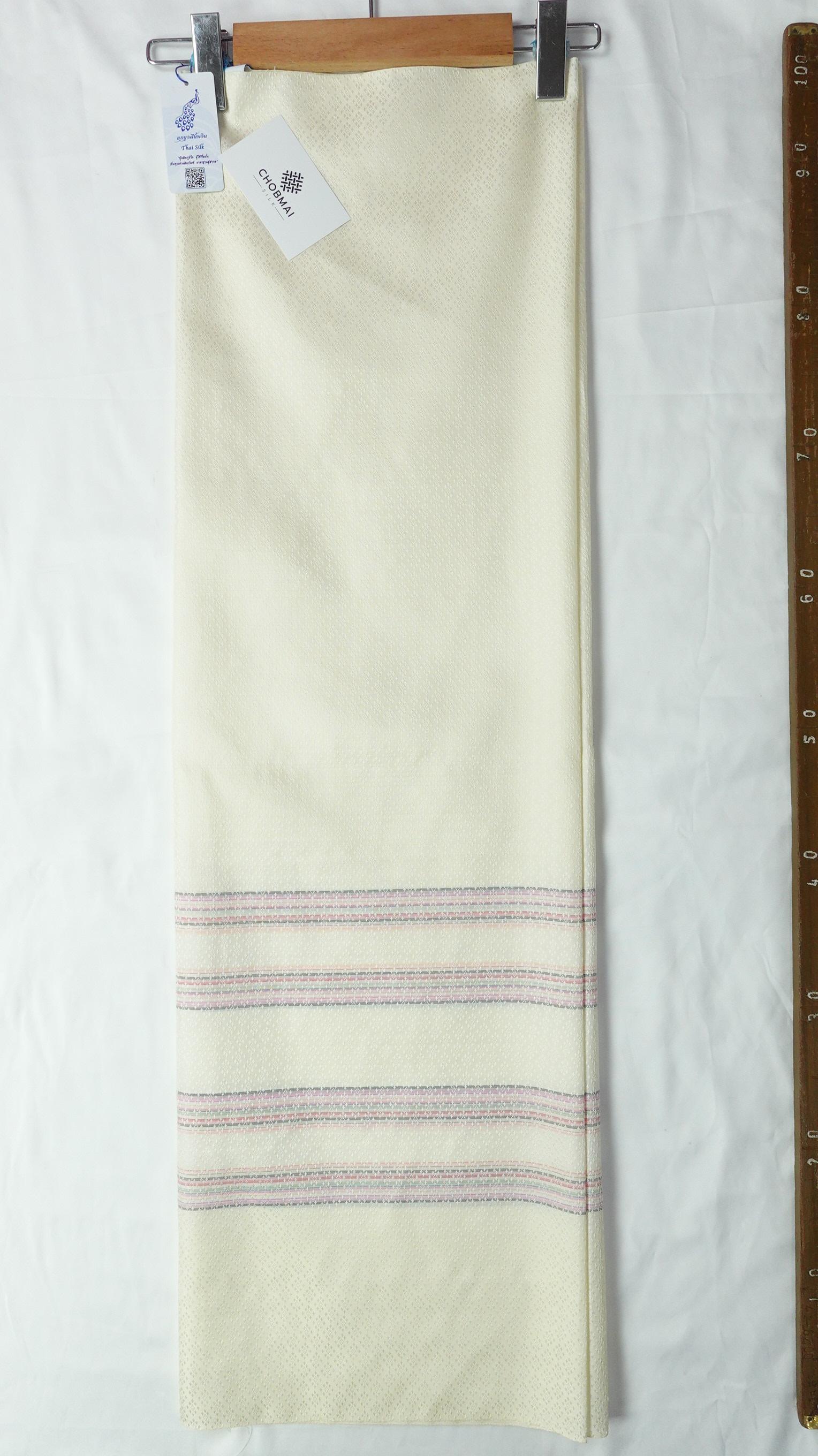 (ผ้าชุด)ไหมสีพื้นมีเชิง ตัดได้1ชุด สีละ(ผ้าพื้น2หลา+ผ้าซิ่น2หลา) สีครีมขาว รหัส B7C-NY-0328681045