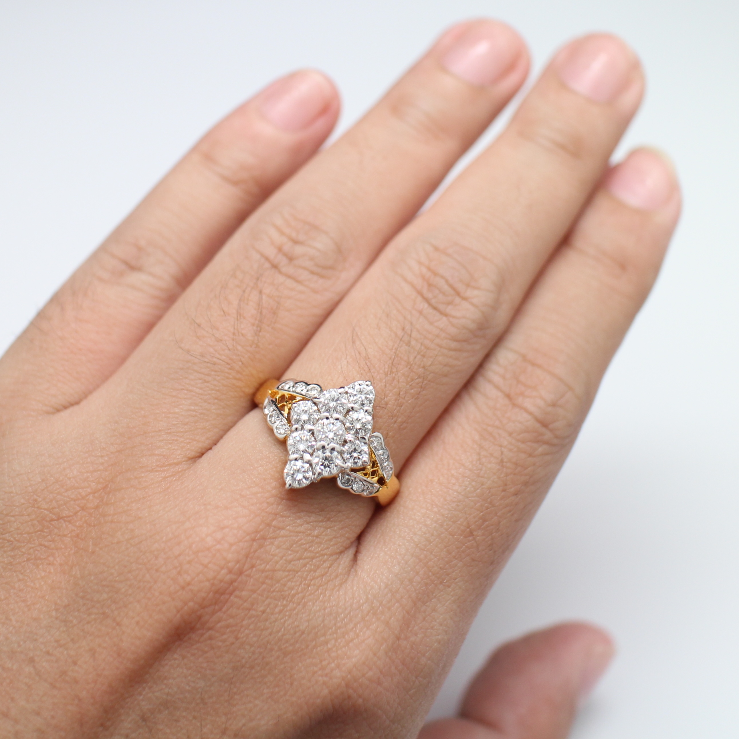 RG250082 แหวนเพชรกระจุก บ่าข้างเพชร เพชรแท้ 9 เม็ด .80 กะรัต และ 0.18 กะรัต ทองแท้ 90% นน.รวม 6.1 กรัม ขนาดแหวน 58.5 เพชรขาว ไฟดี