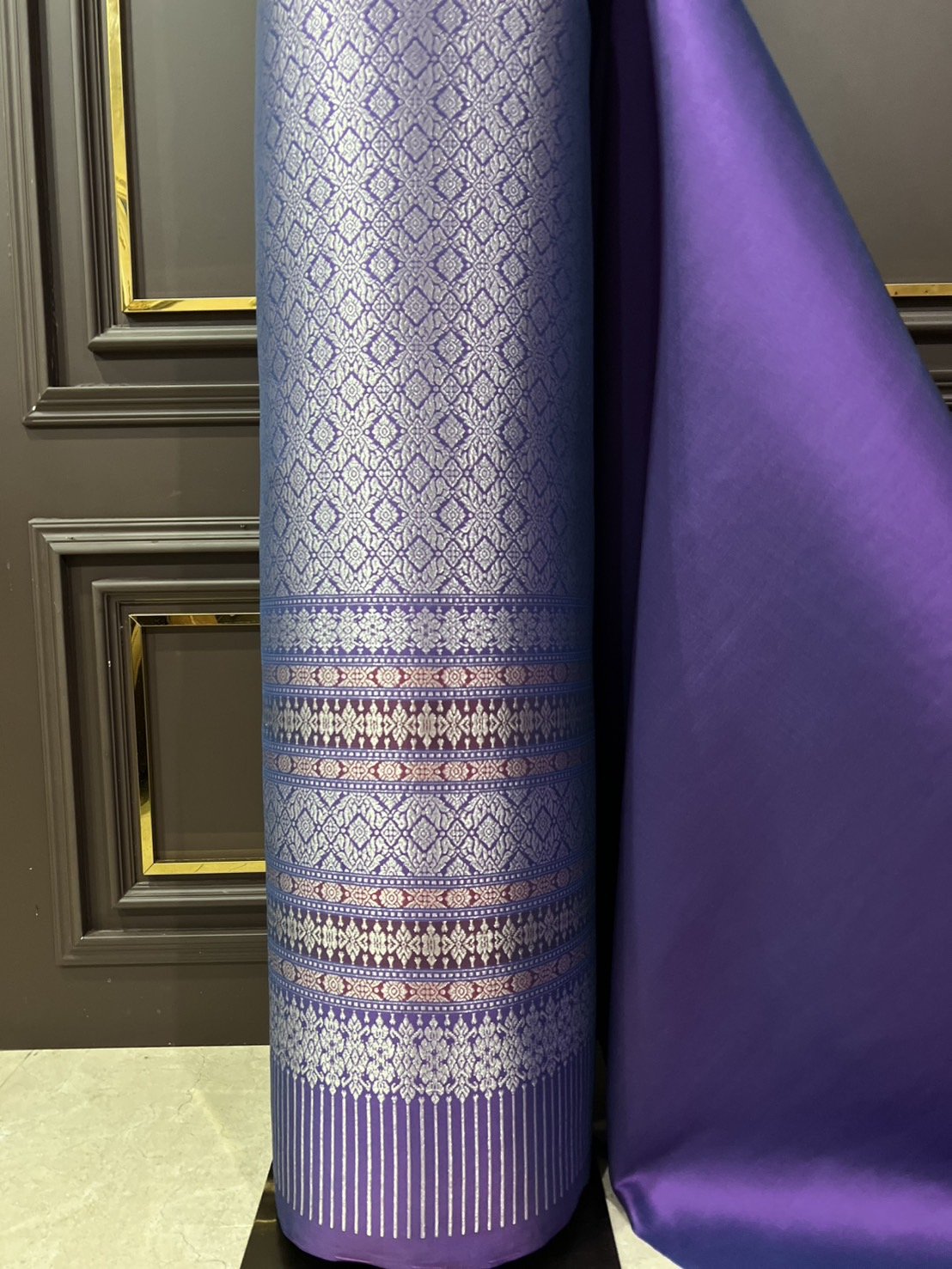 (ผ้าชุด)ผ้าไหมยกดอกลำพูน ยกดอกดิ้นเงิน ขนาด1.02x4.45เมตร ลายแก้วดารา พื้นสีม่วง รหัส N90-29-TR0506