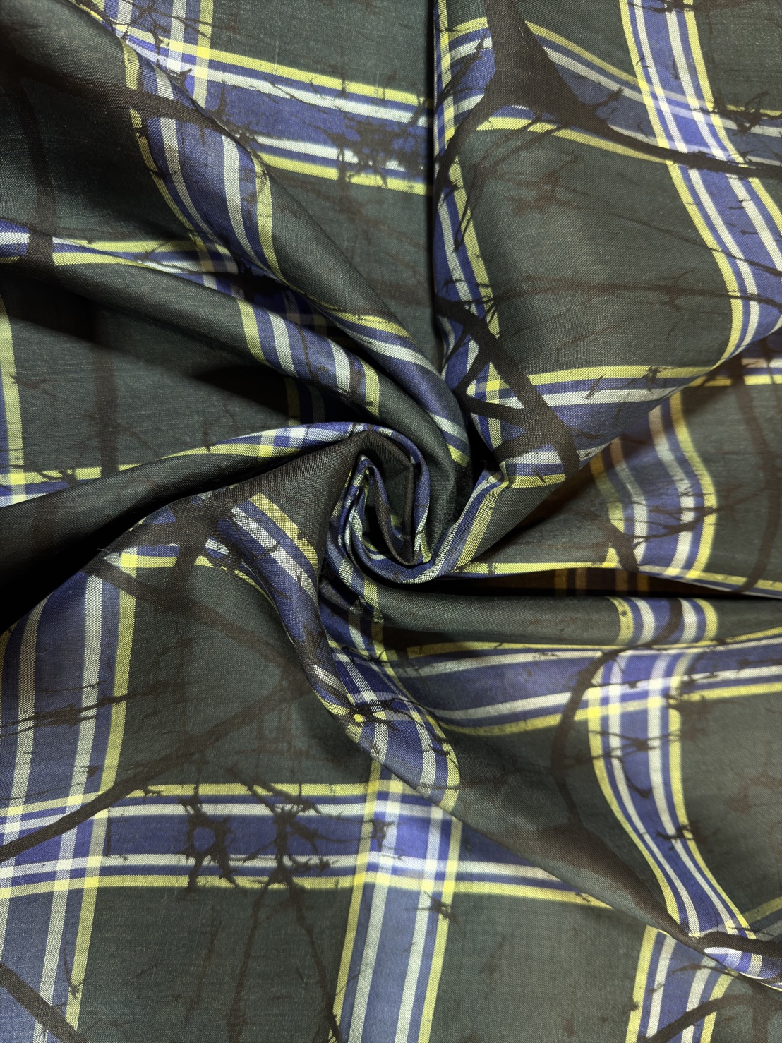 ผ้าไหมทอมือบาติก สีเขียวขี้ม้าเข้ม ราคาต่อเมตร รหัส A11-Kaya-1204683