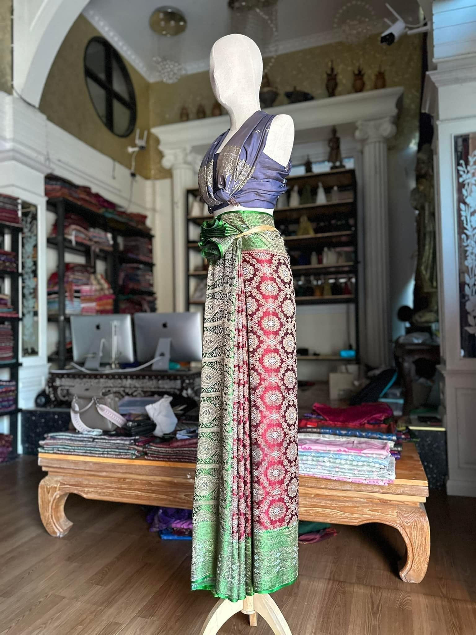 ซิ่น ผ้าปาโตล่า เส้นยืนไหมแท้ ขนาด 112x460ซม. พื้นสีแดง สีเขียว รหัส N9-SIL-GK2