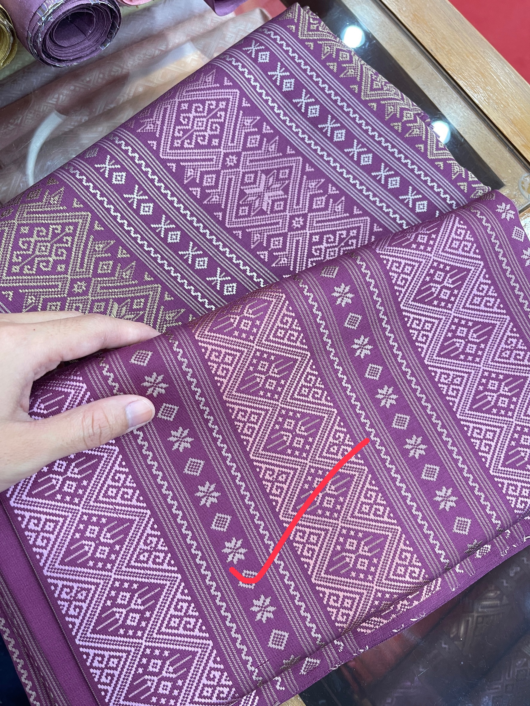 (ผ้าชุด)ไหมแพรวา ตัดชุดลายล่วง ขนาด 63x500ซม (ลาย 2.3เมตร+สีพื้น 2.7เมตร) พื้นสีม่วง รหัส P10-BM-0905681310