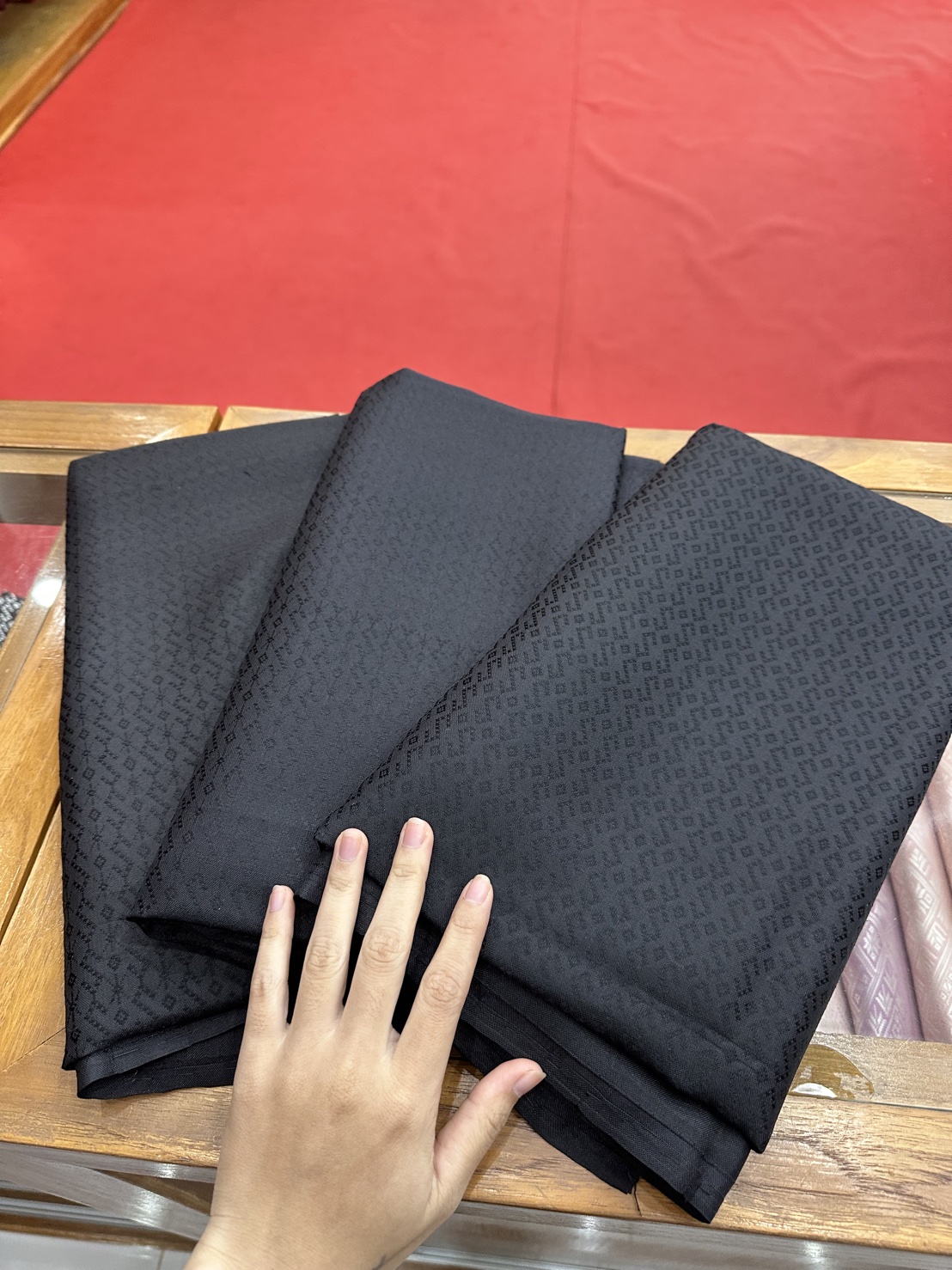 (ผ้าชุด)ไหมแพรวา ตัดชุด ลายขอพระราชทาน ขนาด 73x500ซม (ลาย 2.3เมตร+สีพื้น 2.7เมตร) พื้นสีดำ รหัส P10-BM-10286815