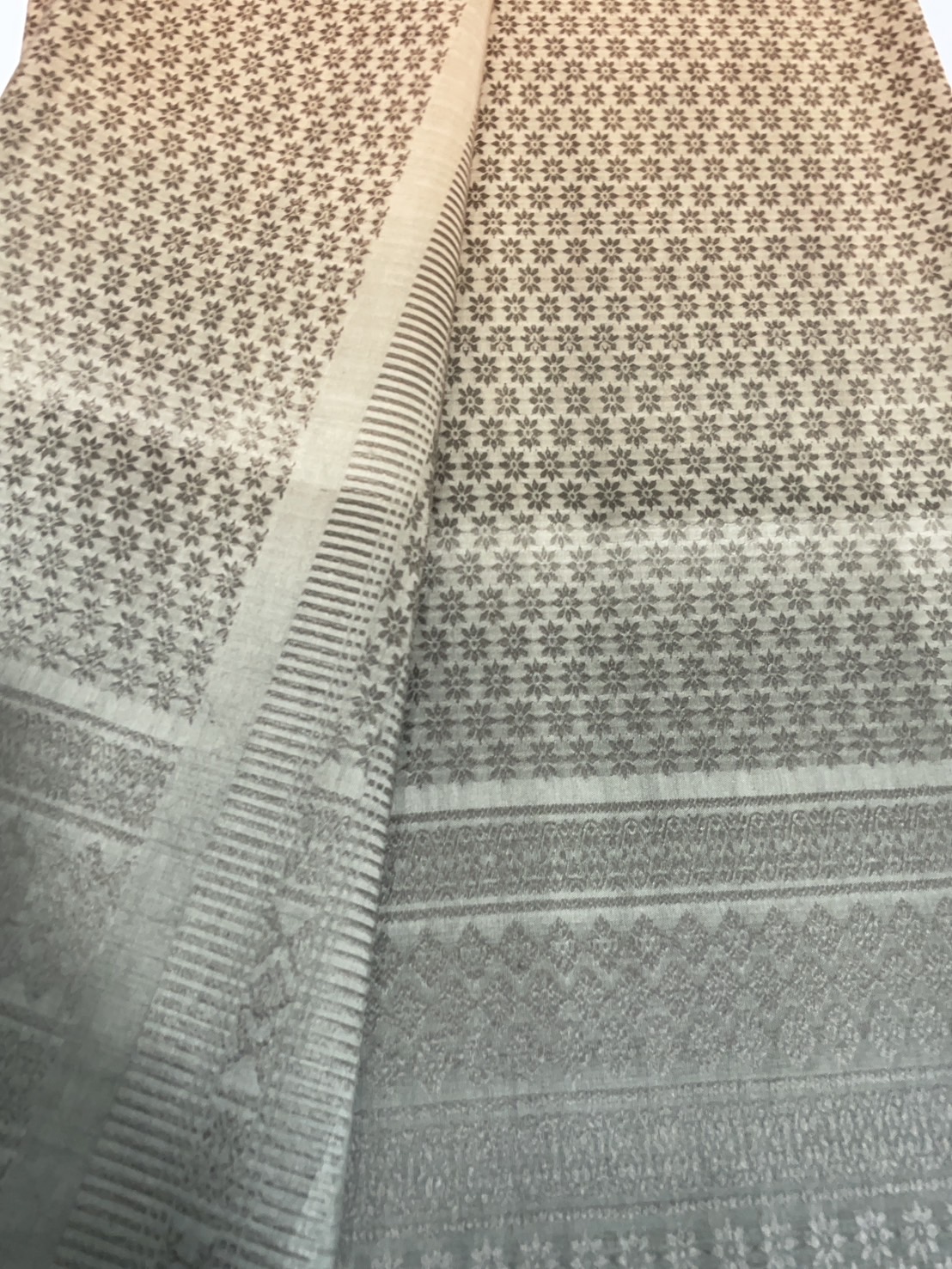 ซิ่น ผ้าไหมยกดอกสุรินทร์ 32ตะกอ ขนาด 1x2เมตร ลายเทพพนม ย้อมสไลด์สีน้ำตาลครีมไข่ - สีเทา รหัส N11-TT-0803682