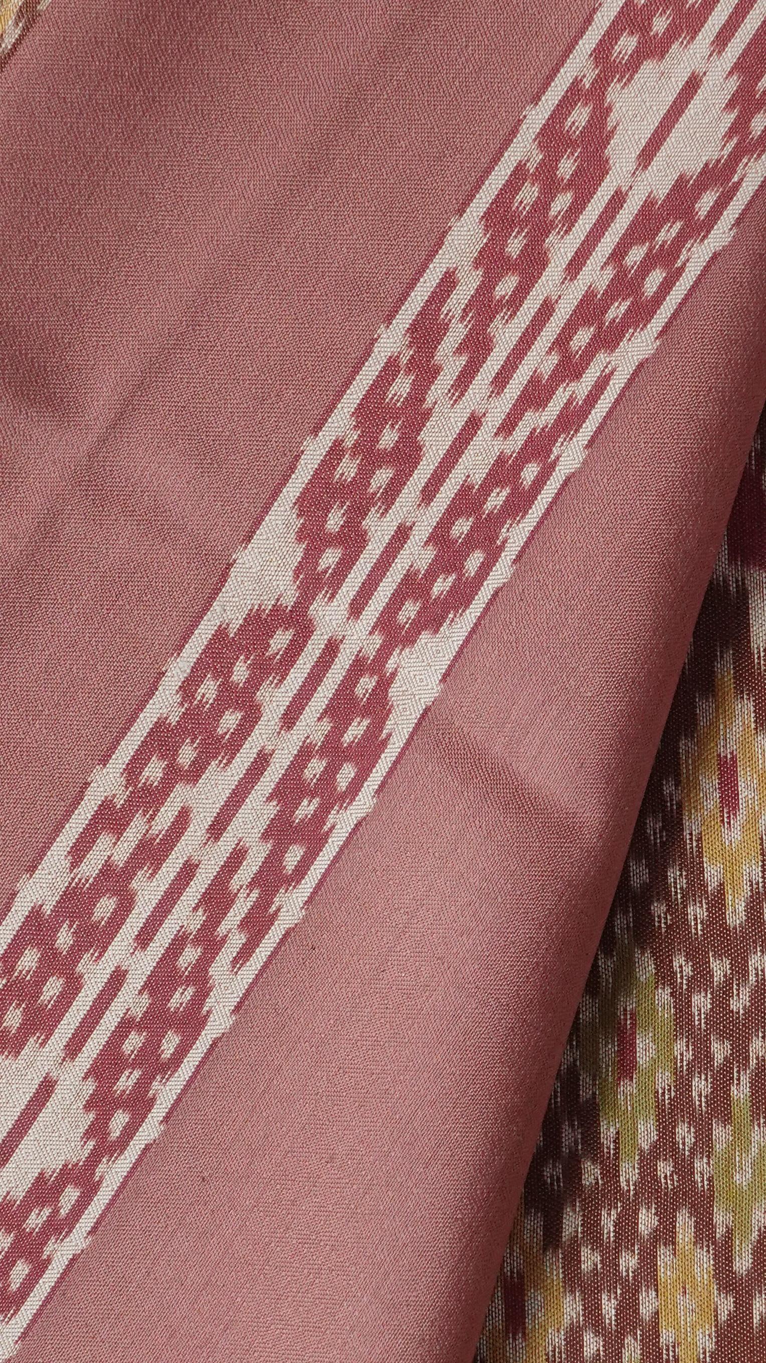 ซิ่น ผ้าไหมมัดหมี่ 3ตะกอ ทอเหยียบเหาะ มีหน้านาง ชายครุย ตรานกยูง สีธรรมชาติ ขนาด 1x2เมตร ลายบันไดสวรรค์ พื้นสีชมพู รหัส M3P-NY-012768145