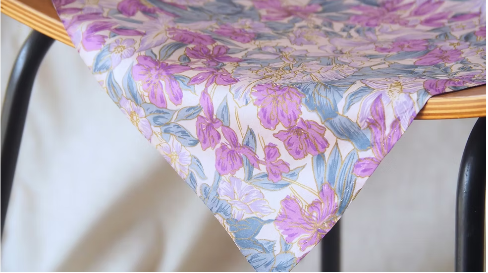 ผ้าพันคอไหมพิมพ์ลาย สี่เหลี่ยมจัตุรัส ขนาด 100x96ซม.ลายดอกไม้ สีม่วงอ่อน รหัส ZTG-CT-103378