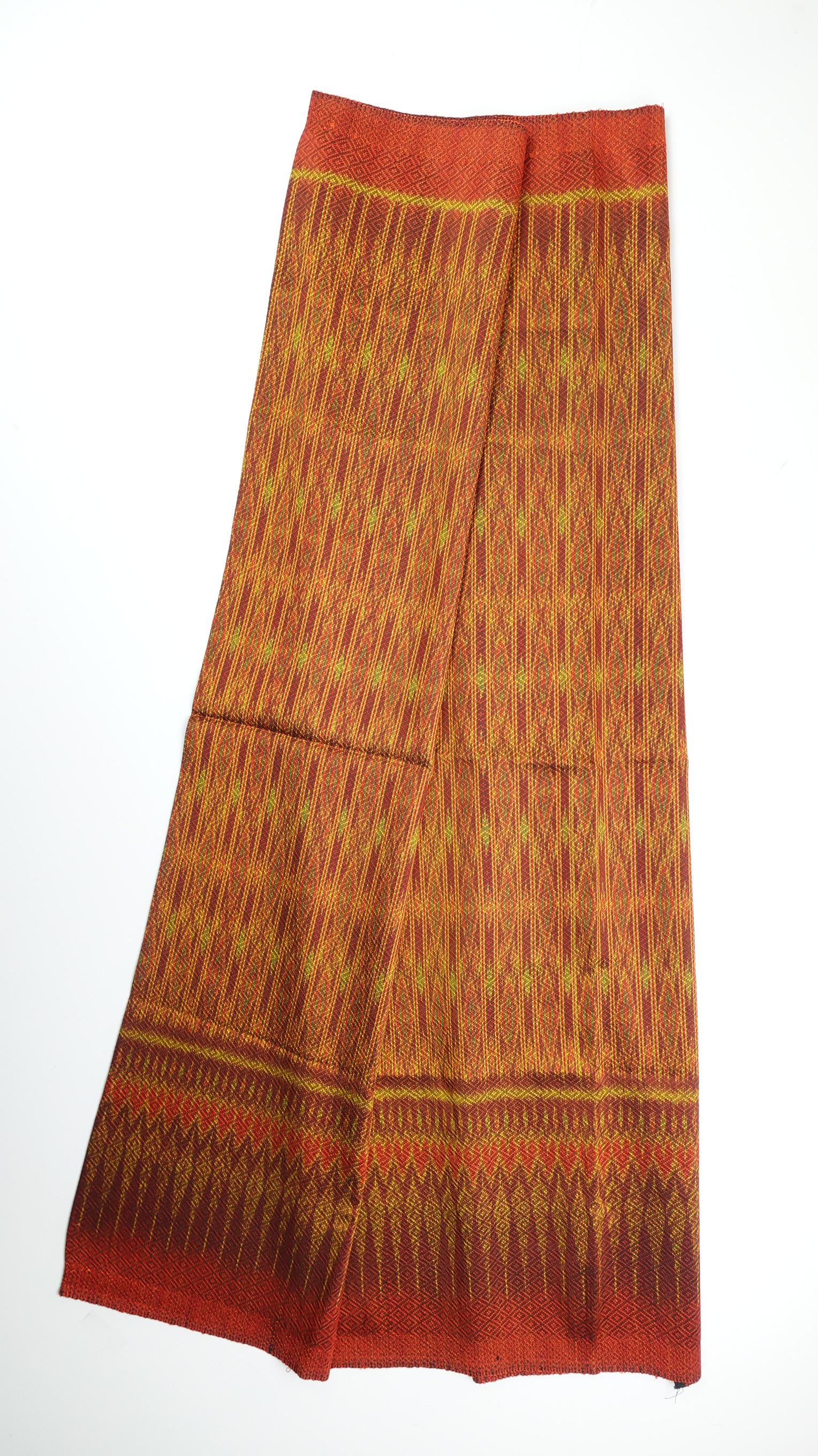 (ผ้าชุด)ไหมมัดหมี่ 6ตะกอ ไหมแท้ (ผ้าลาย 2เมตร+สีพื้น2เมตร) โทนสีส้ม รหัส L8A-ME-066-1222673