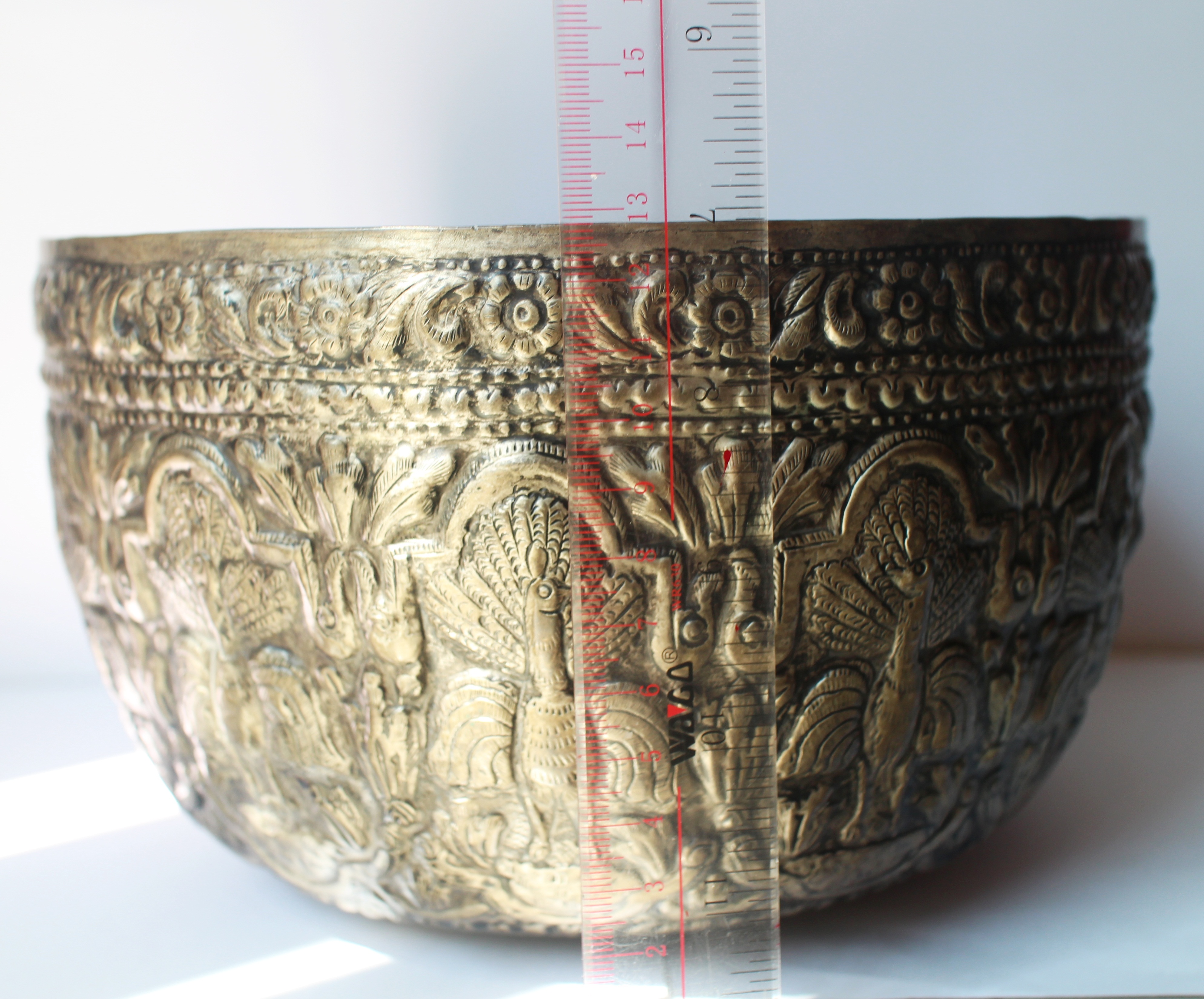 SI117 ขันเงิลายนกยูงลายไทย เงินแท้ 92.5% นน. 330.8 กรัม ปากขันกว้าง 22.5 cm. ลึก 12.8 cm.