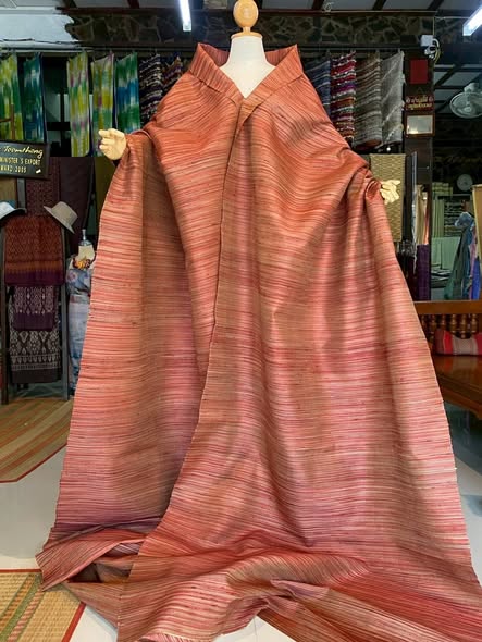 ผ้าไหมลายพิเศษ มัดหมี่สายฝน ไหมแท้ สีส้มสลับสีแดง เลือกตามขนาด รหัส MMFZ-116-1023683