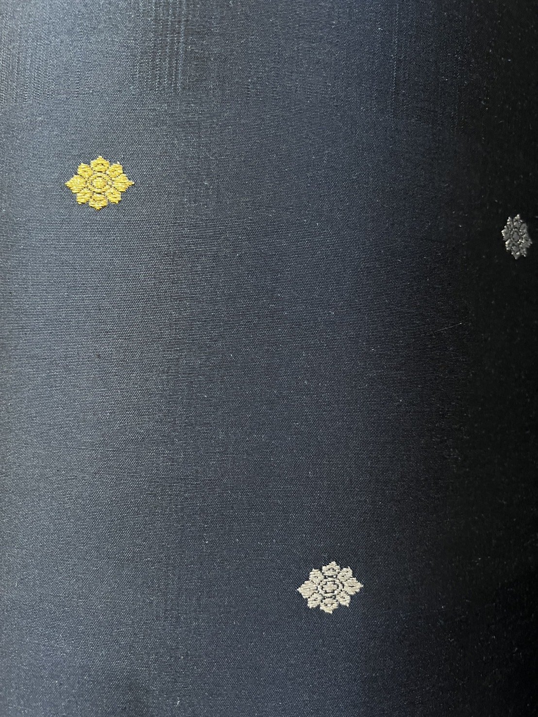 (ผ้าชุด)ผ้าไหมยกดอกลำพูน ยกดิ้นสองกษัตริย์ ขนาด 1.02x4.33เมตร ลายดอกลอย พื้นสีกรมท่า รหัส N90-29-TR0487