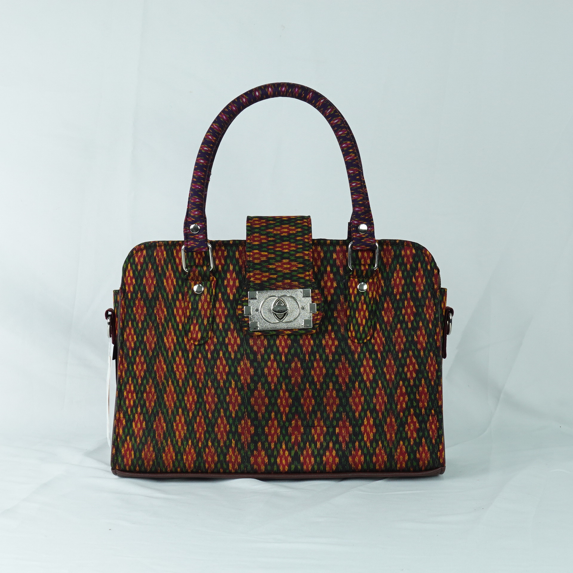 กระเป๋าถือผ้าไหม ทรงสีเหลี่ยม ขนาด 10.5x28x20ซม. ความสูงหูจับ 34 ซม. ลายขันหมากเบ็ง สีน้ำตาล รหัส GLA-TT-06036813