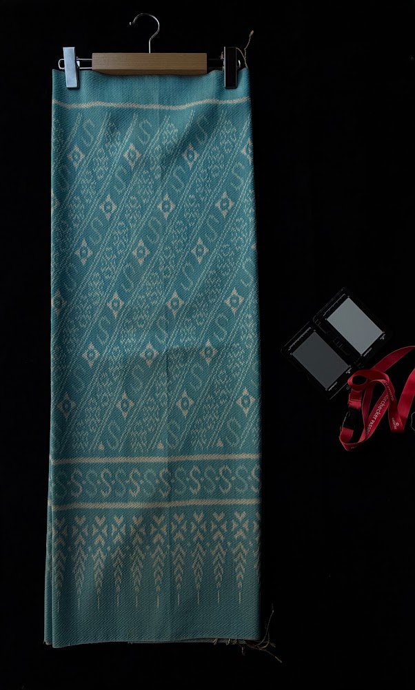 ซิ่น ผ้าไหมมัดหมี่ก้างปลา ทอยกดอก 4 ตะกอ ขนาด 1x2 เมตร ลายสิริราชพัสตราภรณ์ สีฟ้า รหัส PCS-NY-1122684