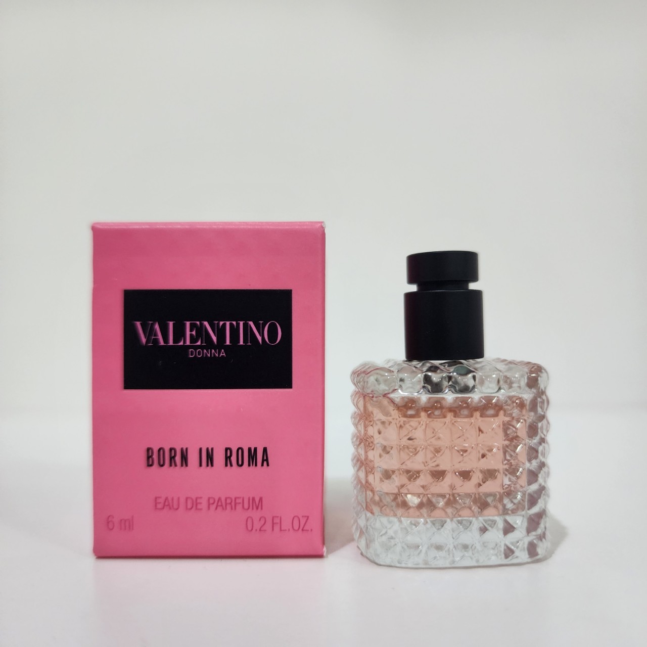 น้ำหอมจิ๋วมินิ Valentino Donna Born In Roma EDP Female 6ml แบบแต้มมีกล่อง ( Mini Perfume น้ำหอมขนาดพกพา) น้ำหอมจิ๋วมินิ ขวดน่ารัก ตั้งโชว์ก็สวย พกพาก็สะดวก หัวแต้มตามจุดชีพจร