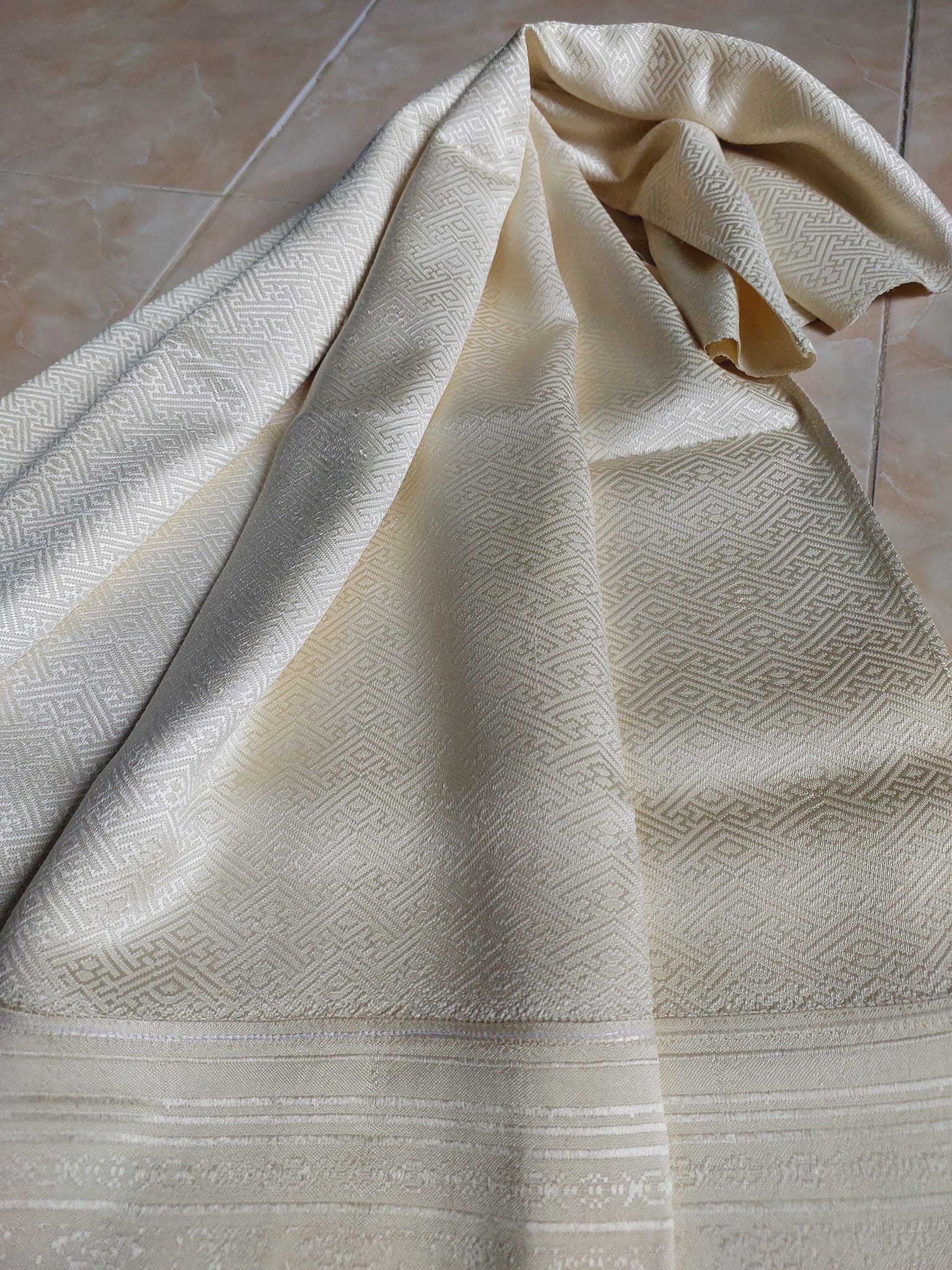 ซิ่นขิด ไหมบ้าน ย้อมสีธรรมชาติ ขนาด1x2เมตร ลายประเเจจีน สีขาวครีม รหัส R4F-73-0519682