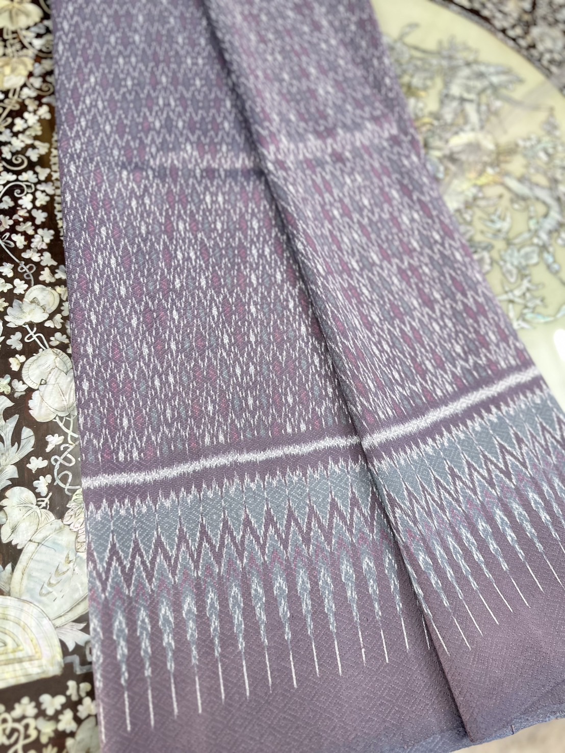 ซิ่น ผ้าไหมมัดหมี่ทอยกดอก 6ตะกอ ยกดอกลูกแก้ว สีธรรมชาติ ขนาด1x2เมตร พื้นสีม่วงเทา รหัส L1-ST-0909682