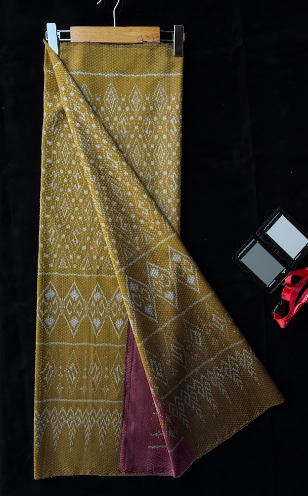 ซิ่น ผ้าไหมมัดหมี่ ทอยกดอก 6ตะกอ ขนาด 1x2 เมตร ลายนารีรัตนราชกัญญา สีเหลืองทองหม่น รหัส PCS-NY-11226813