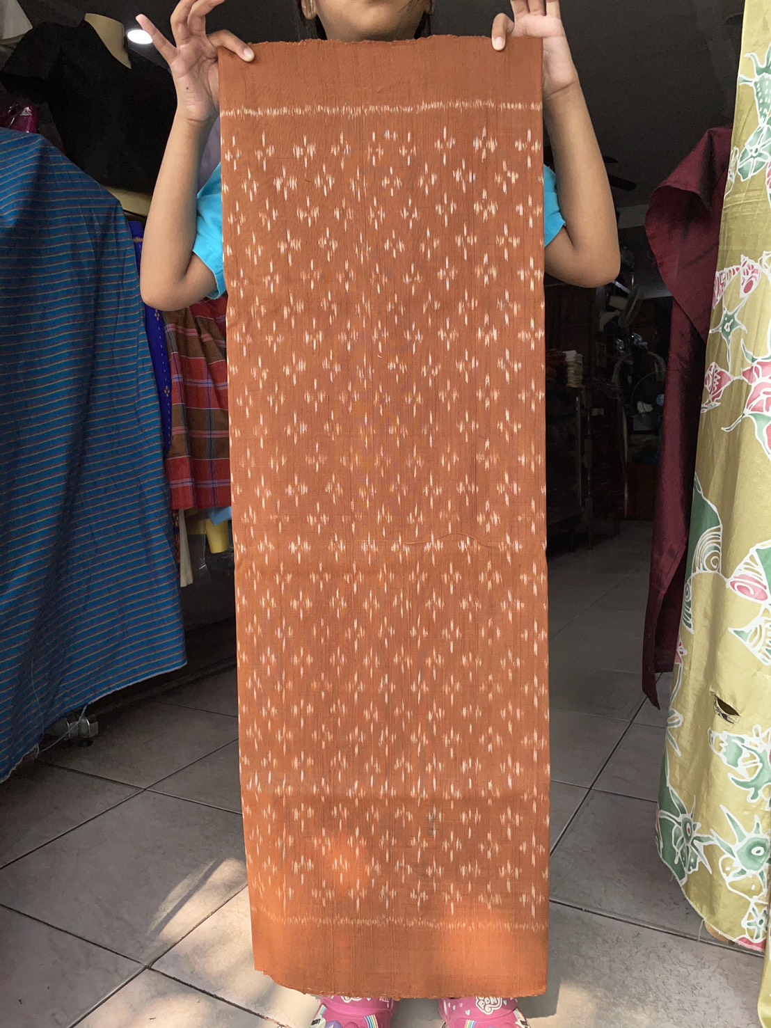 ผ้าไหมมัดหมี่ เนื้อไหมบ้าน ไหมแท้ สีธรรมชาติ ลายดอกแก้วน้อย สีส้มน้ำตาลอิฐ ตัดขายเป็นเมตร รหัส CISP-NY-SKU-39320