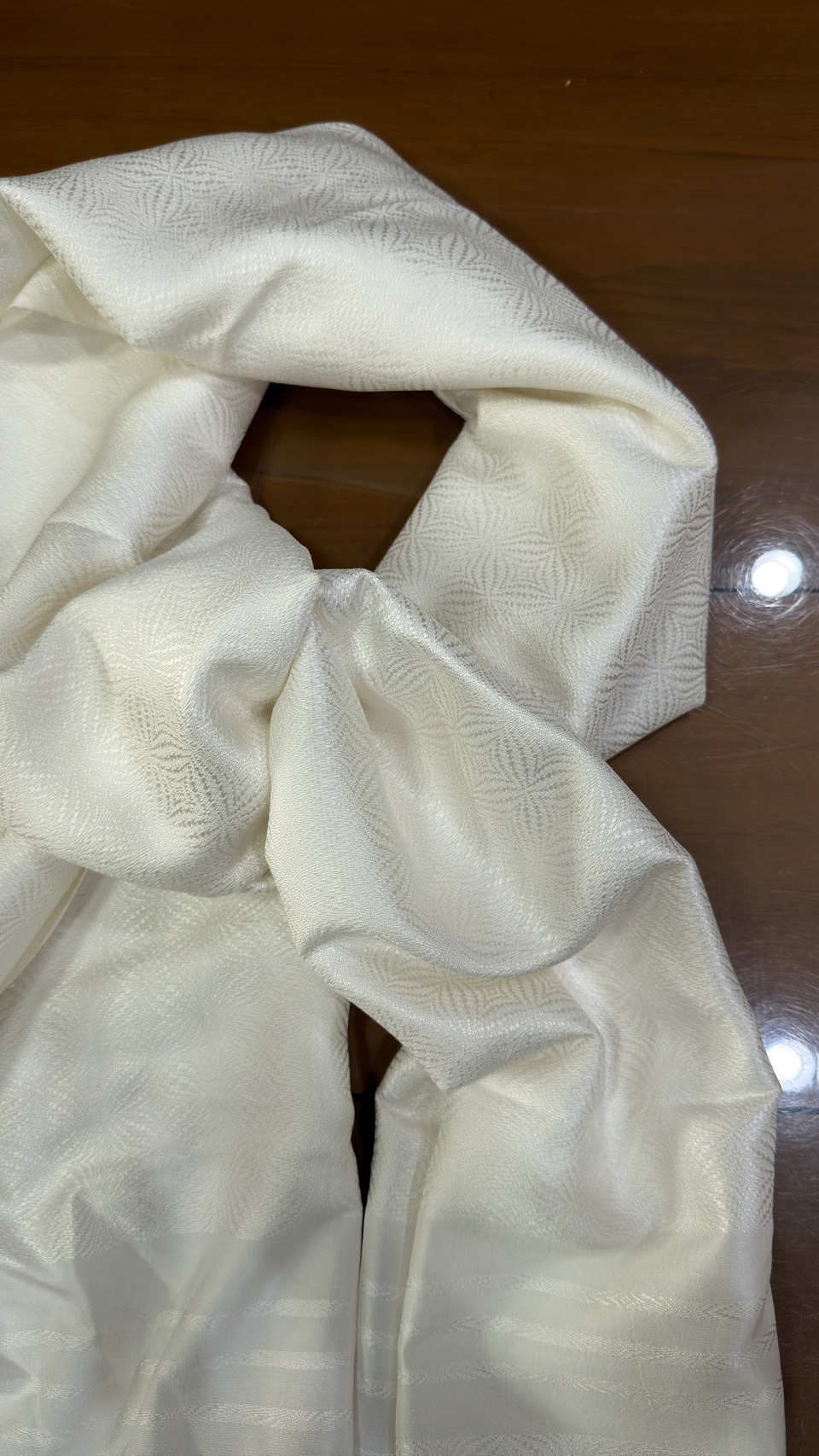 ผ้าคลุมไหล่ผ้าไหม ไหมแท้ ยกดอกลีลาวดี ขนาด 63x200ซม. สีขาว รหัส ZYG-AA-111868171