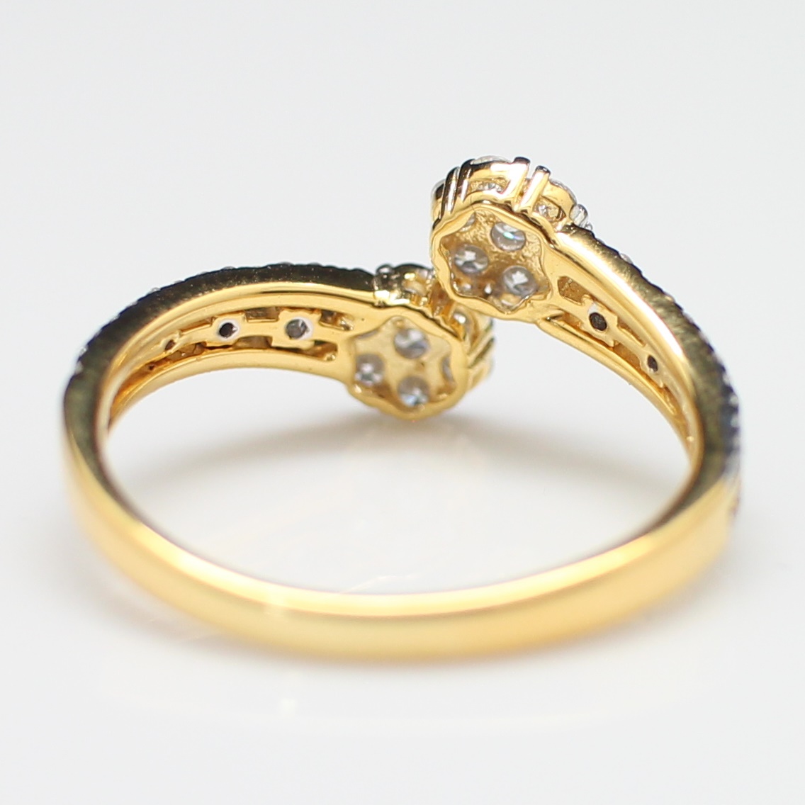 RG250123 แหวนเพชรกระจุกดอกไม้ไขว้ เพชรรวม 0.72 กะรัต ทองแท้ 18k นน.รวม 3.5 กรัม ขนาดแหวน 58