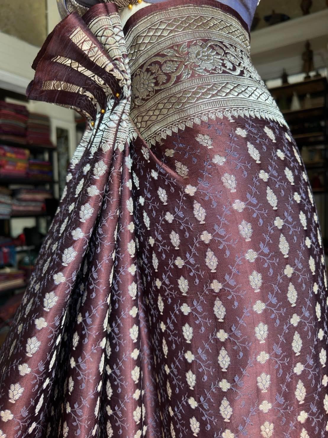 ซิ่น ผ้าปาโตล่า ไหมแท้ มีหน้านาง ขนาด 114x220ซม. พื้นสีม่วงเปลือกมังคุด รหัส N9-SIL-GN13