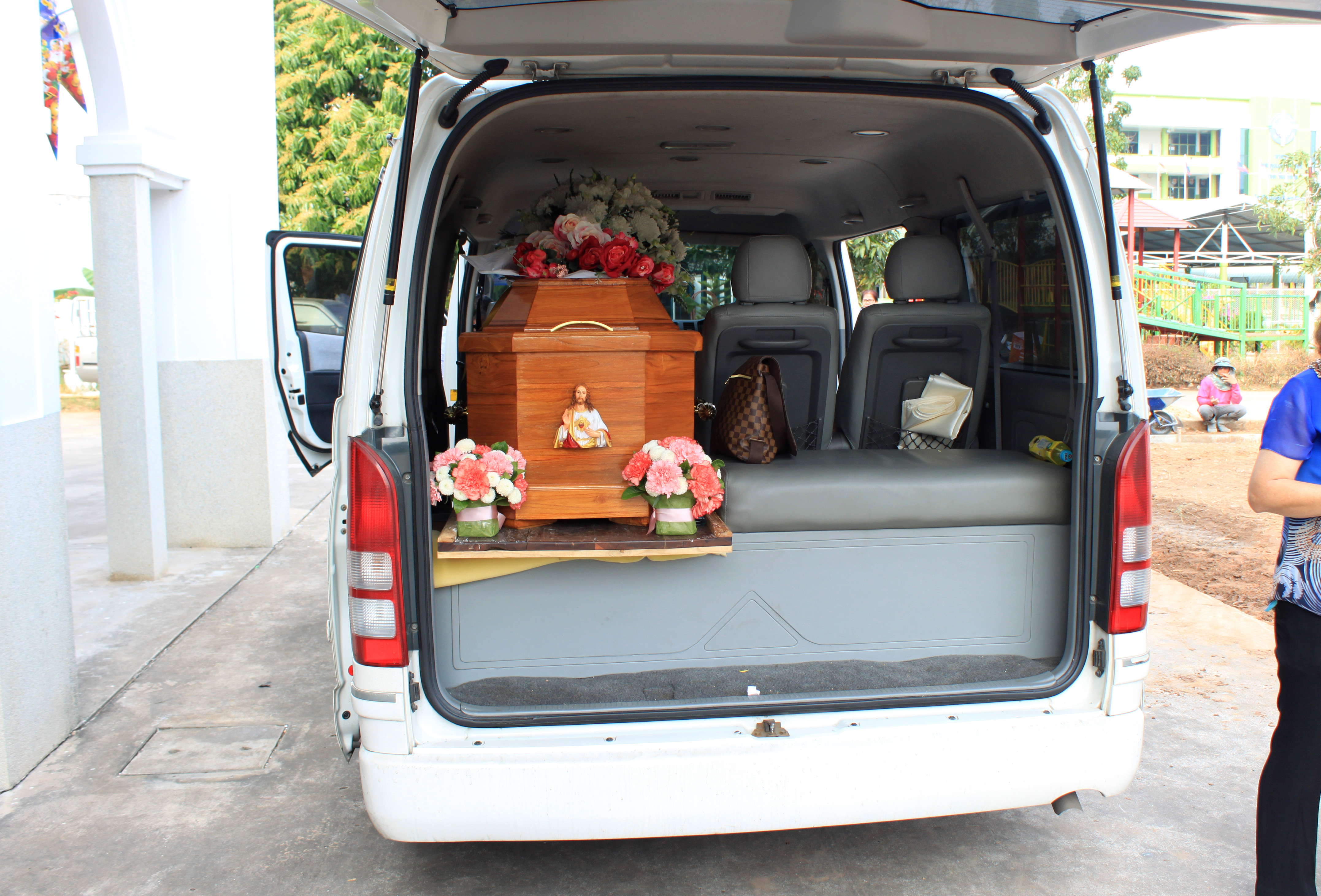 รถตู้เคลื่อนย้ายผู้เสียชีวิต