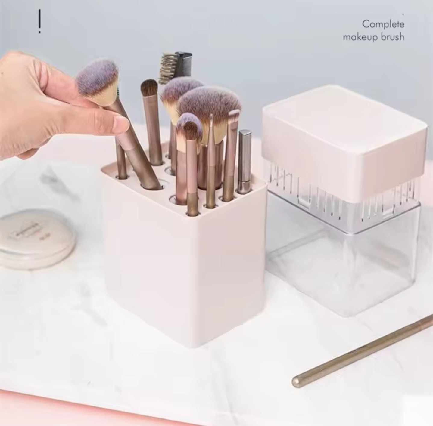 กล่องใส่แปรงแต่งหน้า ใส่พู่กัน จัดเก็บอุปกรณ์เสริมสวย มีฝาปิดกันฝุ่น 16ช่อง