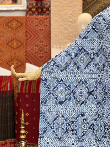 ผ้าคลุมไหล่ ไหมแพรวา ขนาด 50x 2.60ซม. พื้นสีฟ้า รหัส Z-BM-0926681