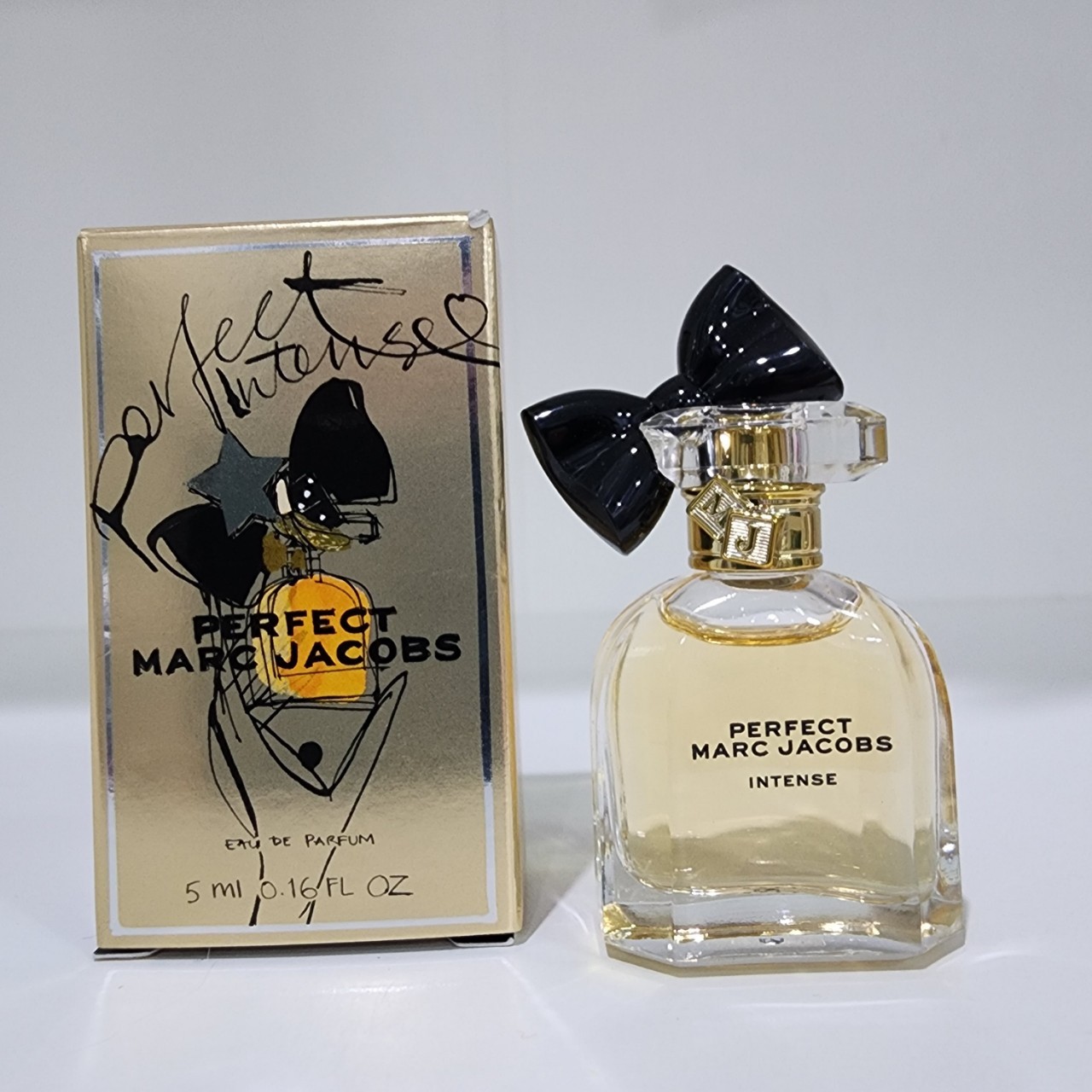 น้ำหอมจิ๋วมินิ Marc Jacobs Perfect Intense eau de parfum 5ml แบบแต้มมีกล่อง ( Mini Perfume น้ำหอมขนาดพกพา) น้ำหอมจิ๋วมินิ ขวดน่ารัก ตั้งโชว์ก็สวย พกพาก็สะดวก หัวแต้มตามจุดชีพจร