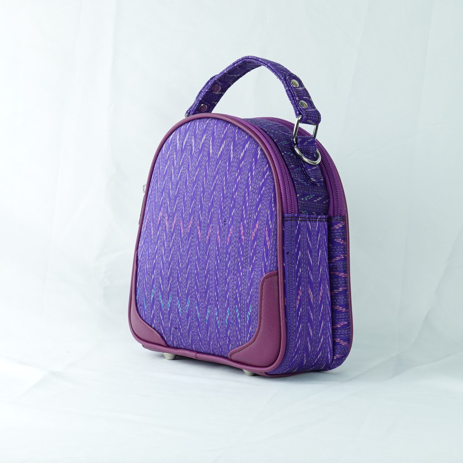 กระเป๋าถือไหมแท้ทรงโดมหลังเต่า พร้อมสายสะพาย ขนาด 8x21x21 ซม. ความสูงหูจับ 7 ซม. สีม่วง รหัส GO-TT-060468150